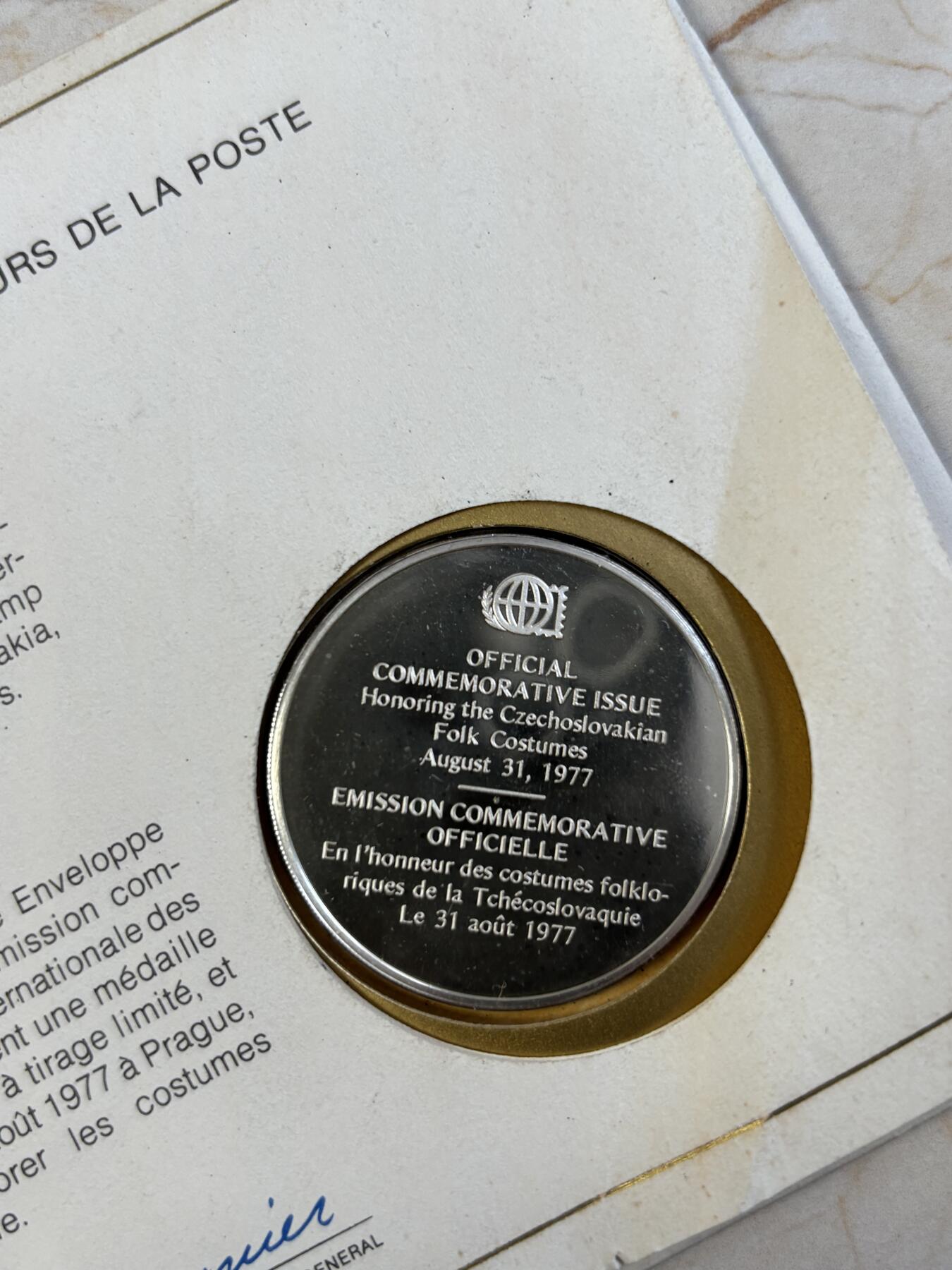 第183期拍卖 美国富兰克林造币厂1977年发行妇女绣花银纪念章邮币封，925银，21.15克，直径39毫米