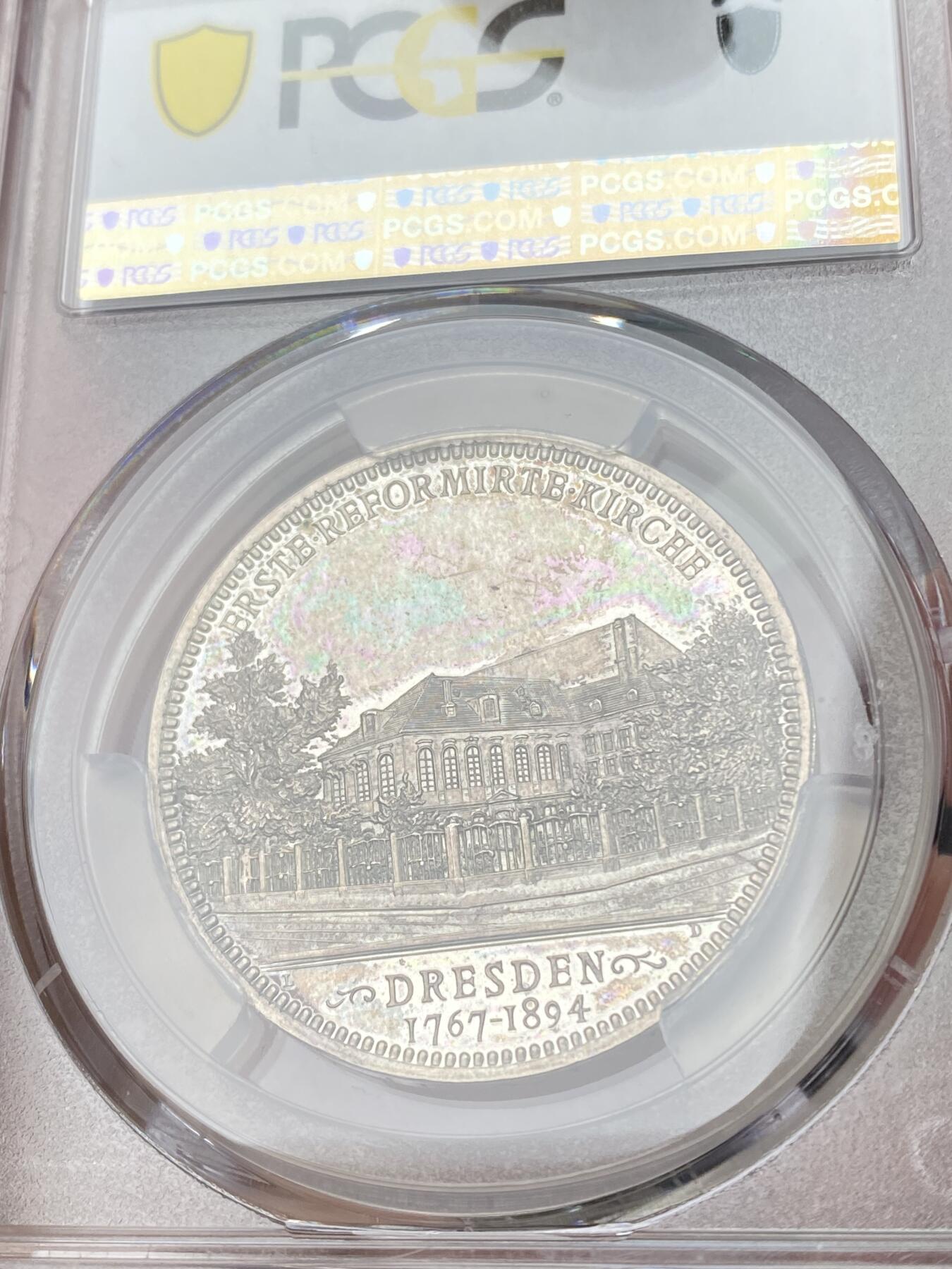 万国钱币拍卖第056期 PCGS MS64  1894年德国萨克森银章 德累斯顿教堂重建纪念 少见品种 唯一记录冠军分，镜面浮雕。刻画精细，包浆点缀，实物极其漂亮。边铭深刻字，德语铭文纪念泰勒。33mm，18.5g，和联合泰勒一个规格。典型的币型章。