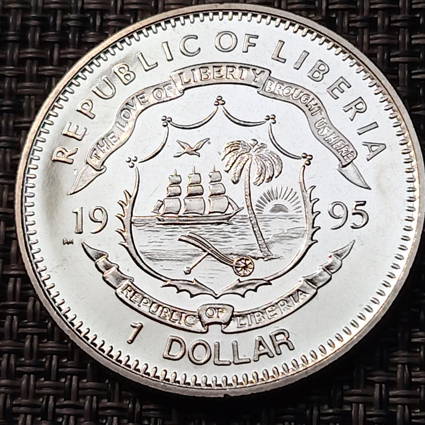 布加迪🐬～世界钱币(上海)🌾第 262 期 /  各国套币和散币 利比里亚🇱🇷 1995 1元 手拉手联合国成立50周年纪念币