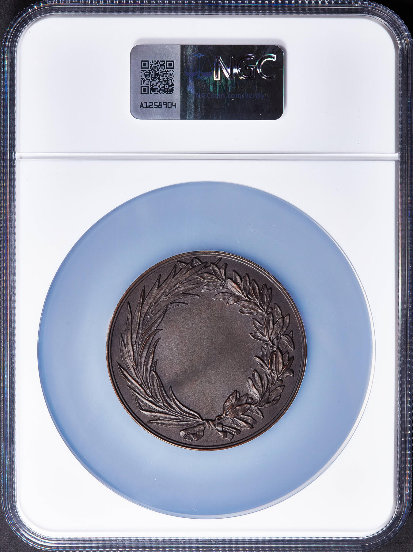 【俄甄集藏】2025年(045)12-03 星期三 晚 19:30 全场包邮 比利时19世纪皇家考古学院荣誉铜质奖章，NGC MS62，巧克力包浆，高浮雕，类精制底板，直径：59mm，著名雕刻家里奥·F·维尔纳作品