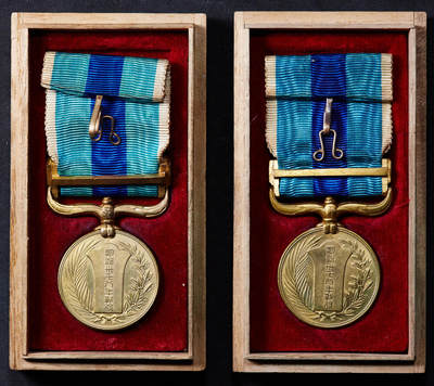 【俄甄集藏】2025年(045)12-03 星期三 晚 19:30 全场包邮 - 日本1904年明治三十七年日俄战争从军记章2枚一组，铜质原木盒