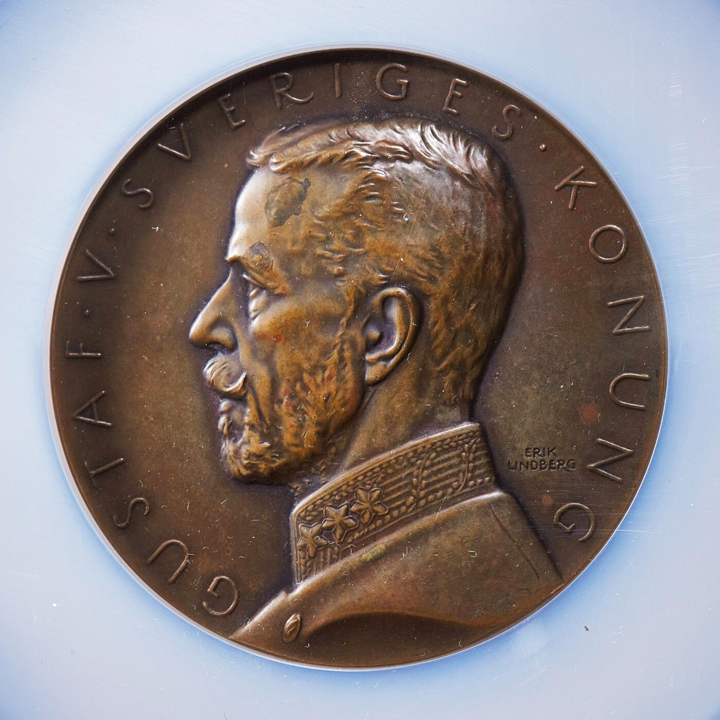 【俄甄集藏】2025年(045)12-03 星期三 晚 19:30 全场包邮 瑞典1914年古斯塔夫五世头像纪念在马尔默举办的波罗的海博览会大铜章，NGC MS63，巧克力包浆，高浮雕，直径：60mm，名家林德伯格作品，设计精美