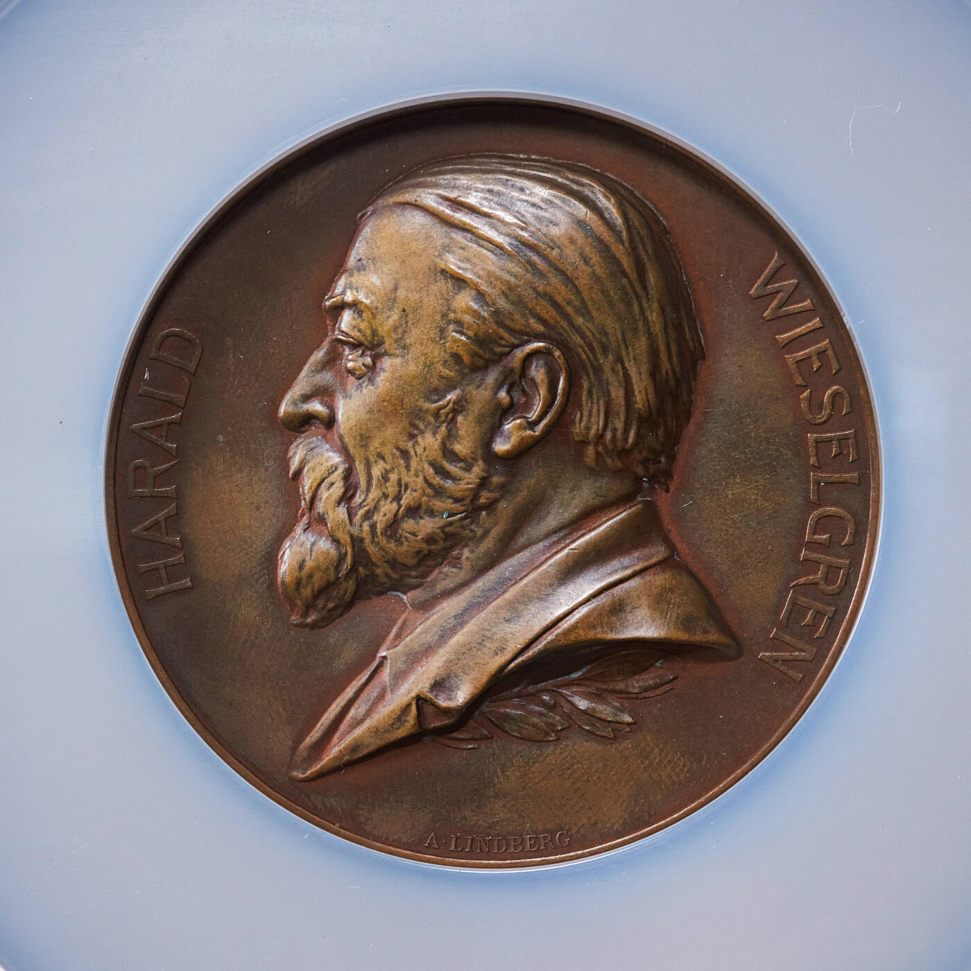 【俄甄集藏】2025年(045)12-03 星期三 晚 19:30 全场包邮 瑞典1895年纪念作家哈拉尔德·维塞尔格伦诞辰60周年大铜章，NGC MS62，巧克力包浆，高浮雕，名家林德伯格作品，背面为北欧神话青春女神伊敦站像，直径56mm