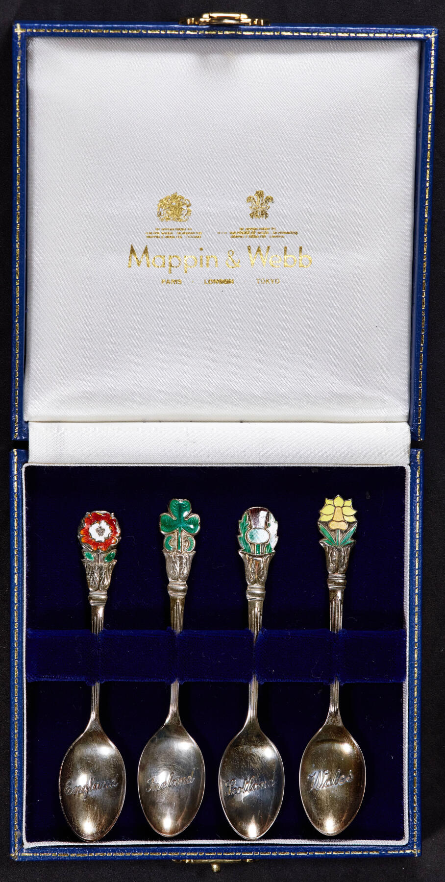 【俄甄集藏】2025年(045)12-03 星期三 晚 19:30 全场包邮 英国伯明翰1985年著名珠宝品牌马宾与韦伯出品英伦三岛四地国花样式（英格兰玫瑰/苏格兰蓟/威尔士水仙花/北爱尔兰三叶草），珐琅彩纪念银勺，原盒，勺单体长：100mm，宽：20mm，总重量：28.53克，保存完好