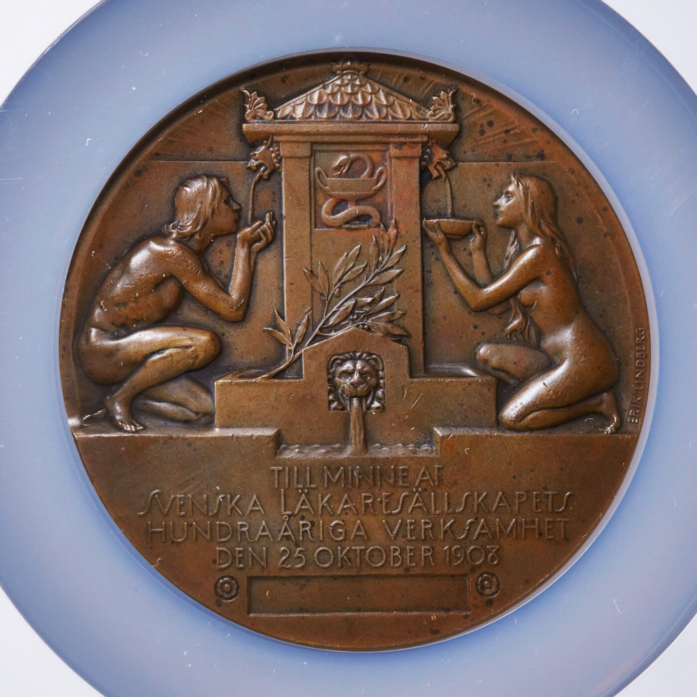 【俄甄集藏】2025年(045)12-03 星期三 晚 19:30 全场包邮 瑞典1908年纪念国立医师协会成立100周年大铜章，NGC MS62，名家林德伯格作品，直径：70mm