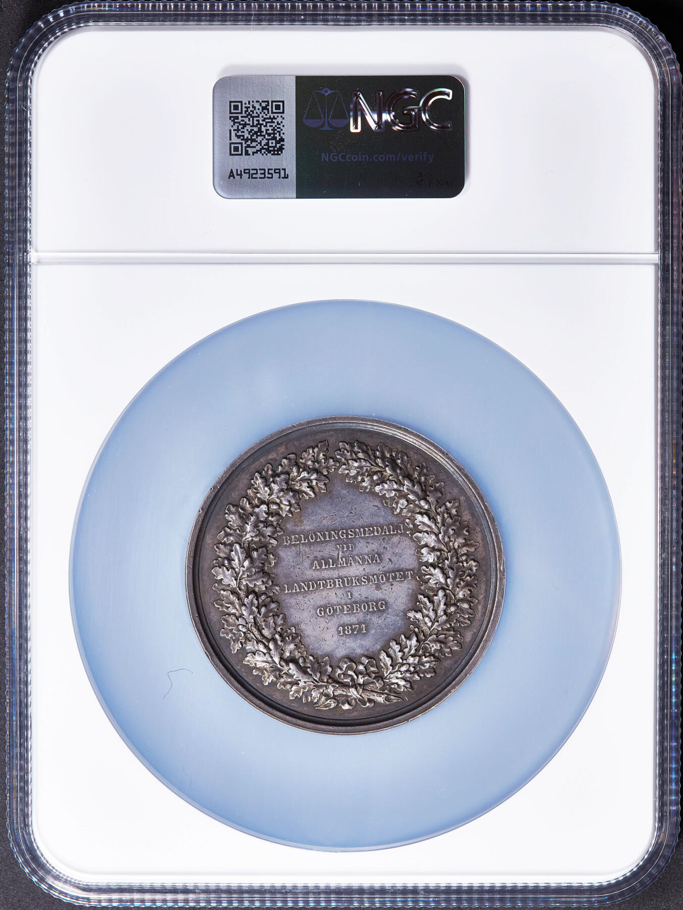 【俄甄集藏】2025年(045)12-03 星期三 晚 19:30 全场包邮 瑞典1871年卡尔十五世头像纪念哥德堡农业博览会大银章，NGC AUD，高浮雕，直径：58mm，名家阿尔伯恩作品，酱彩老包浆