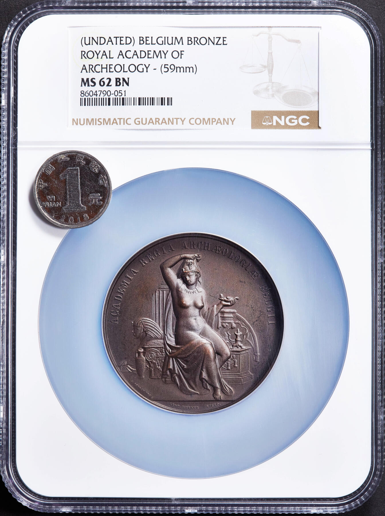 【俄甄集藏】2025年(045)12-03 星期三 晚 19:30 全场包邮 比利时19世纪皇家考古学院荣誉铜质奖章，NGC MS62，巧克力包浆，高浮雕，类精制底板，直径：59mm，著名雕刻家里奥·F·维尔纳作品