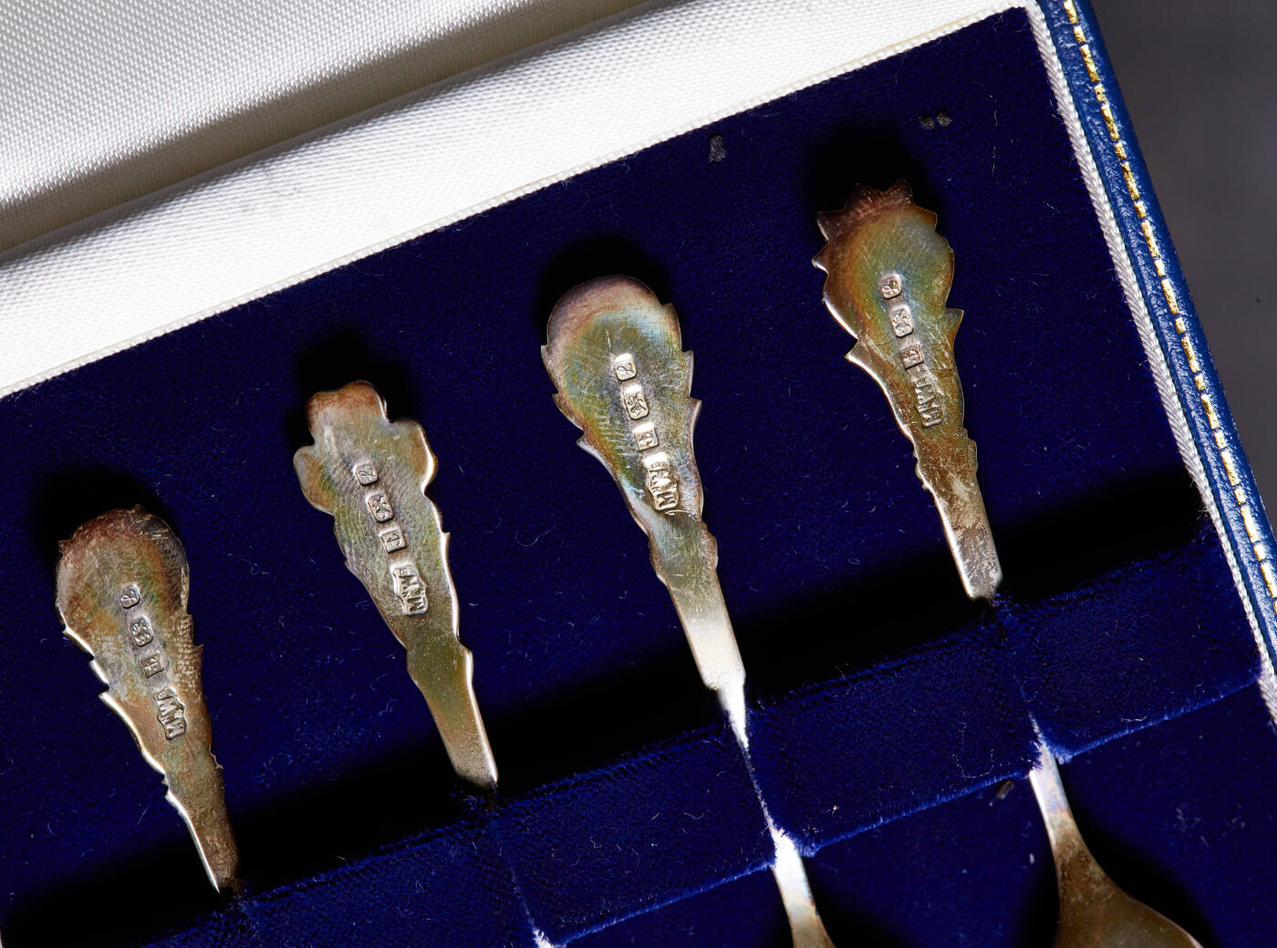 【俄甄集藏】2025年(045)12-03 星期三 晚 19:30 全场包邮 英国伯明翰1985年著名珠宝品牌马宾与韦伯出品英伦三岛四地国花样式（英格兰玫瑰/苏格兰蓟/威尔士水仙花/北爱尔兰三叶草），珐琅彩纪念银勺，原盒，勺单体长：100mm，宽：20mm，总重量：28.53克，保存完好