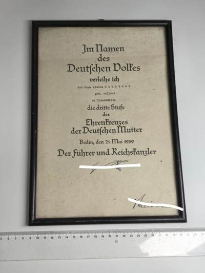 小驴勋章奖章收藏11月29日周六晚六点拍卖（珍爱和平，收藏战争，铭记历史，勿忘国耻，忠党爱国。有偿代拍，送拍规则在简介最后，参拍须阅读规则后再参拍，关系到运费包装发货时效真假辨别等关键信息，拍卖时不再发原图，看大图店主微信码在拍卖店铺介绍里） - 39年德意志母亲十字勋章证书带原相框，签名为印签