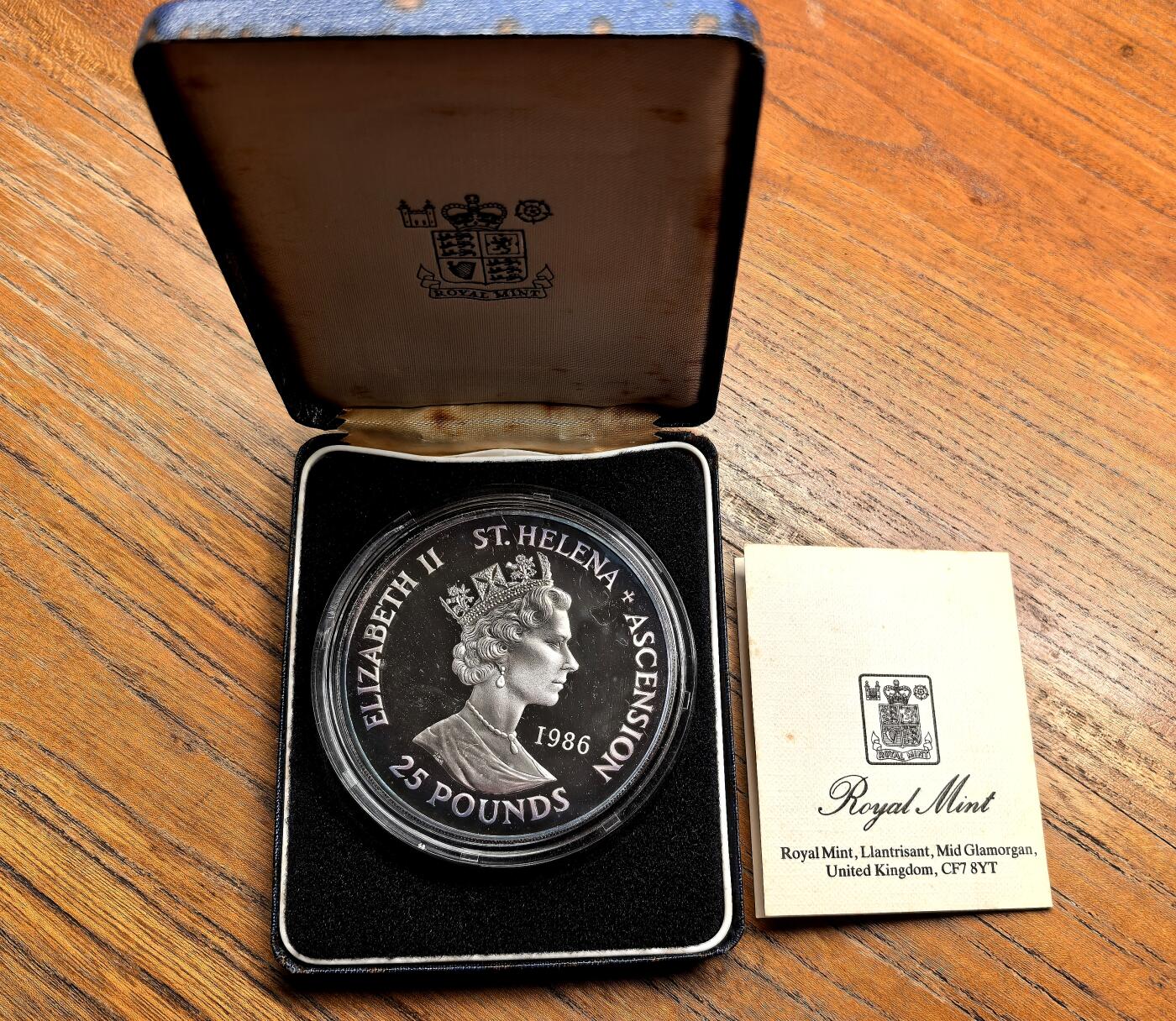 纫秋兰以为佩·凡希社微拍感恩专场 1986圣赫勒拿拿破仑流放纪念25镑5盎司大银，附原盒证书，边缘有自然氧化形成的紫金彩，全品。