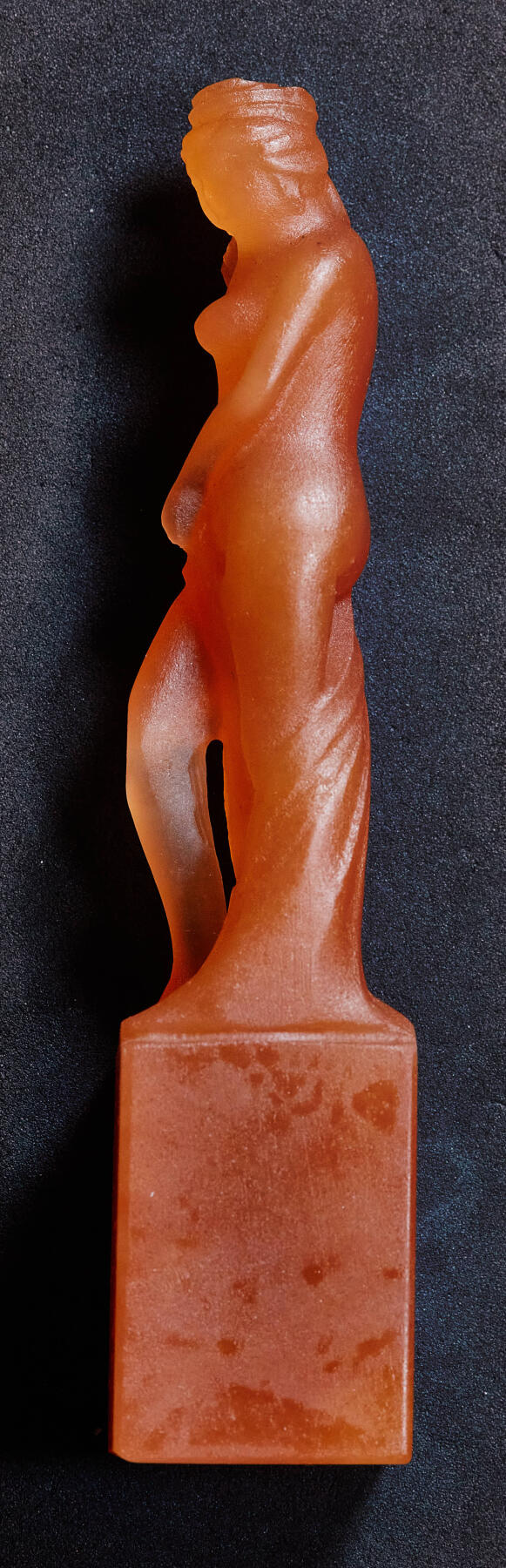 【俄甄集藏】2025年(045)12-03 星期三 晚 19:30 全场包邮 精美桔子冻石侍女像印章（产地中国青海），高：125mm，底座：25 x 25mm，重量：102克，颜色明丽，润如桔肉