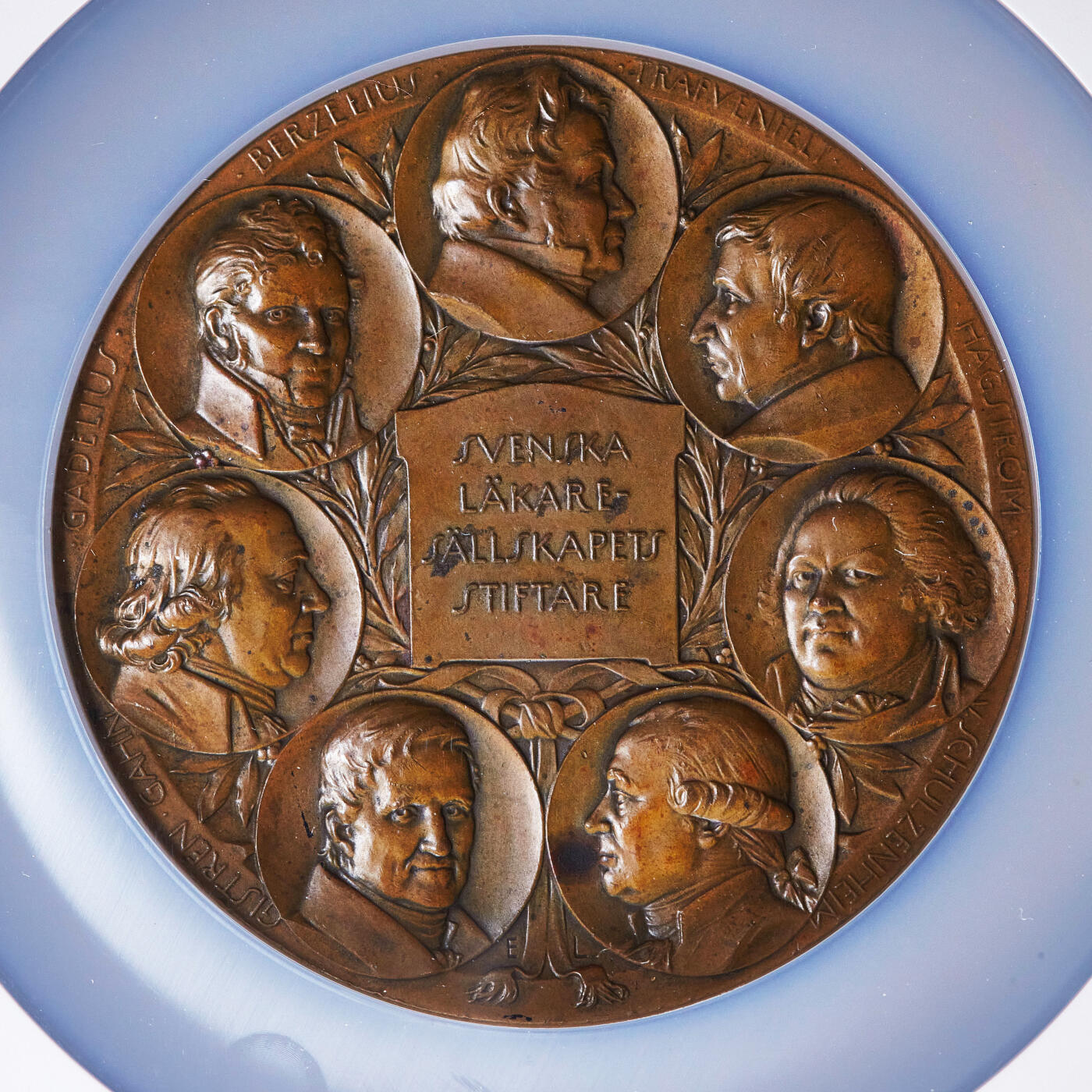 【俄甄集藏】2025年(045)12-03 星期三 晚 19:30 全场包邮 瑞典1908年纪念国立医师协会成立100周年大铜章，NGC MS62，名家林德伯格作品，直径：70mm