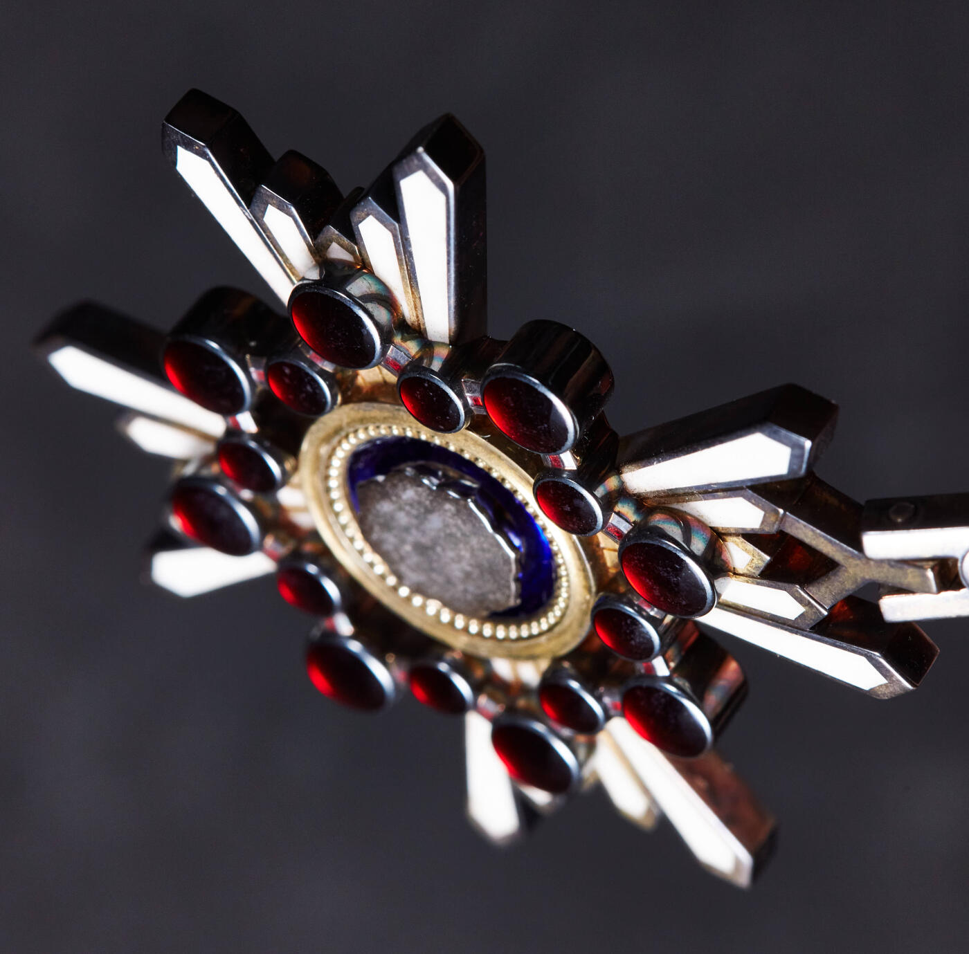 【俄甄集藏】2025年(045)12-03 星期三 晚 19:30 全场包邮 日本瑞宝双光勋章，999银质珐琅，原盒，保存完好