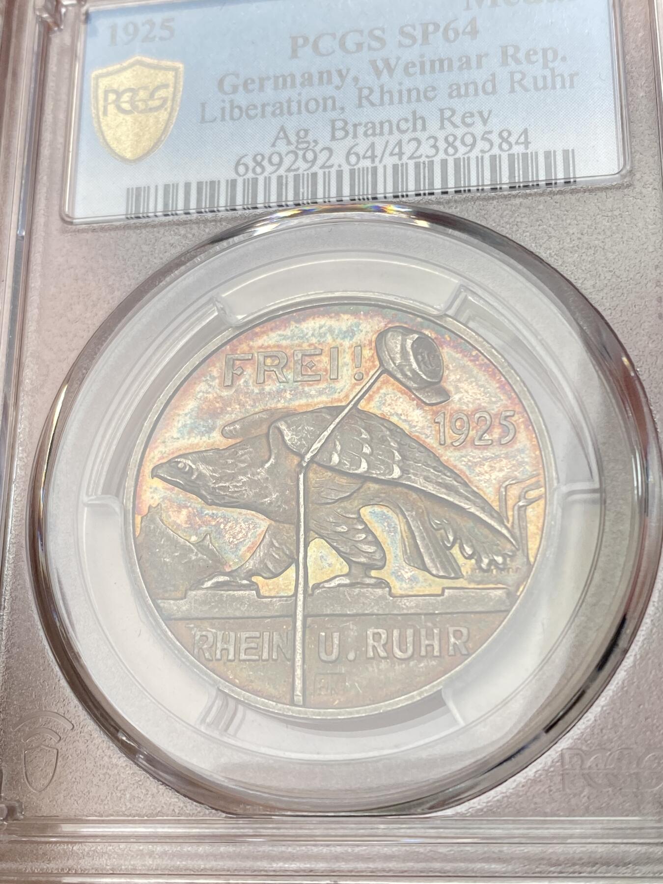 万国钱币拍卖第056期 PCGS SP64 1925年德国银章 解放莱茵兰和鲁尔工业区 精制工艺 绝美镜面五彩 实物绝美 正面拟人化的德意志雄鹰，撞倒法国军帽的杆子，上书德语 FREI ！