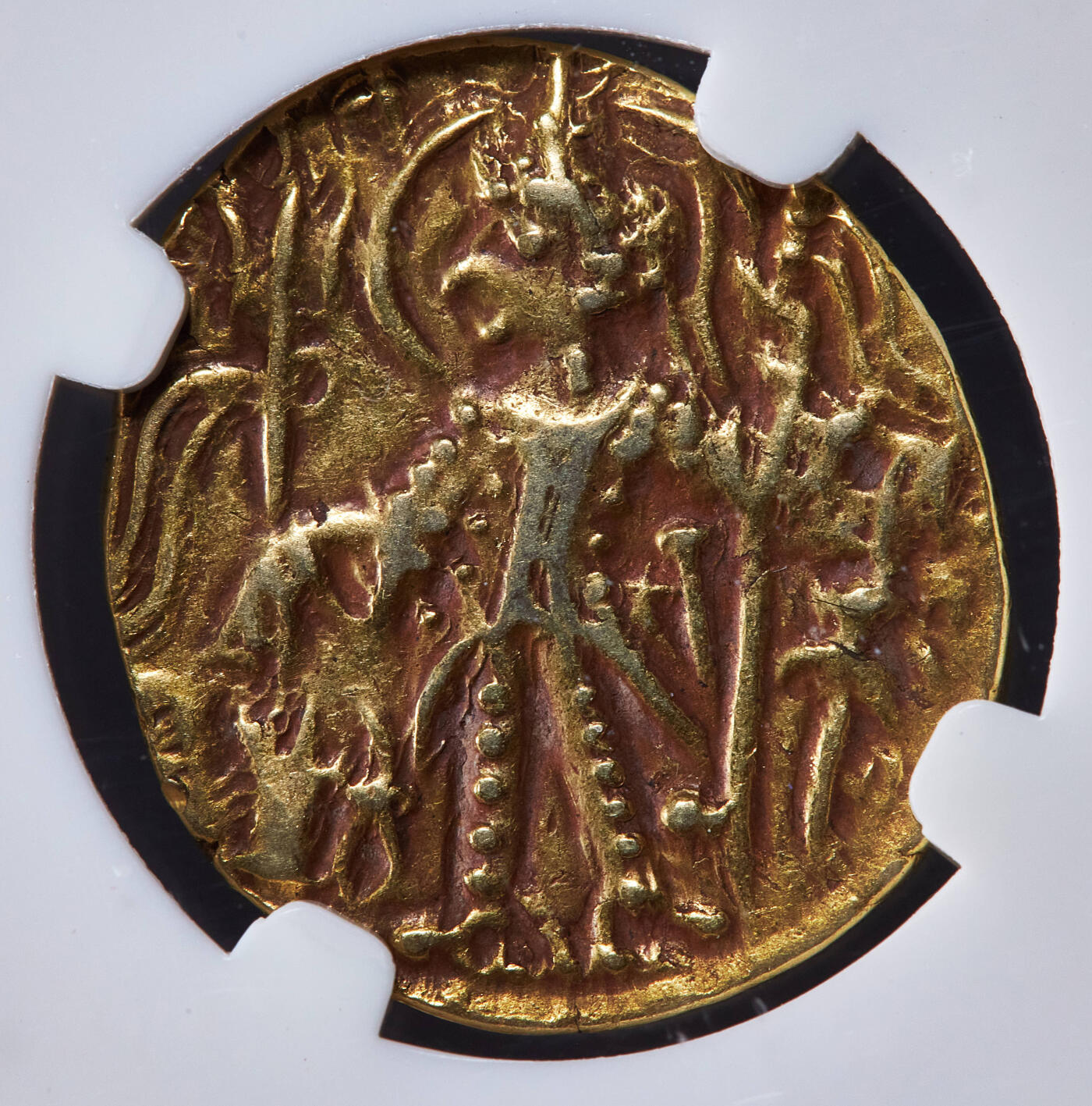 【俄甄集藏】2025年(045)12-03 星期三 晚 19:30 全场包邮 贵霜帝国公元325-345年夏迦一世1第纳尔金币，CNCS VF35，正面国王盛装手持三叉戟向祭坛供奉站像，背面大地神阿多赫索坐像手持莲花和绳索，铭文为贵霜文，有婆罗米文印记，重约8克，标签错误，忽略不计