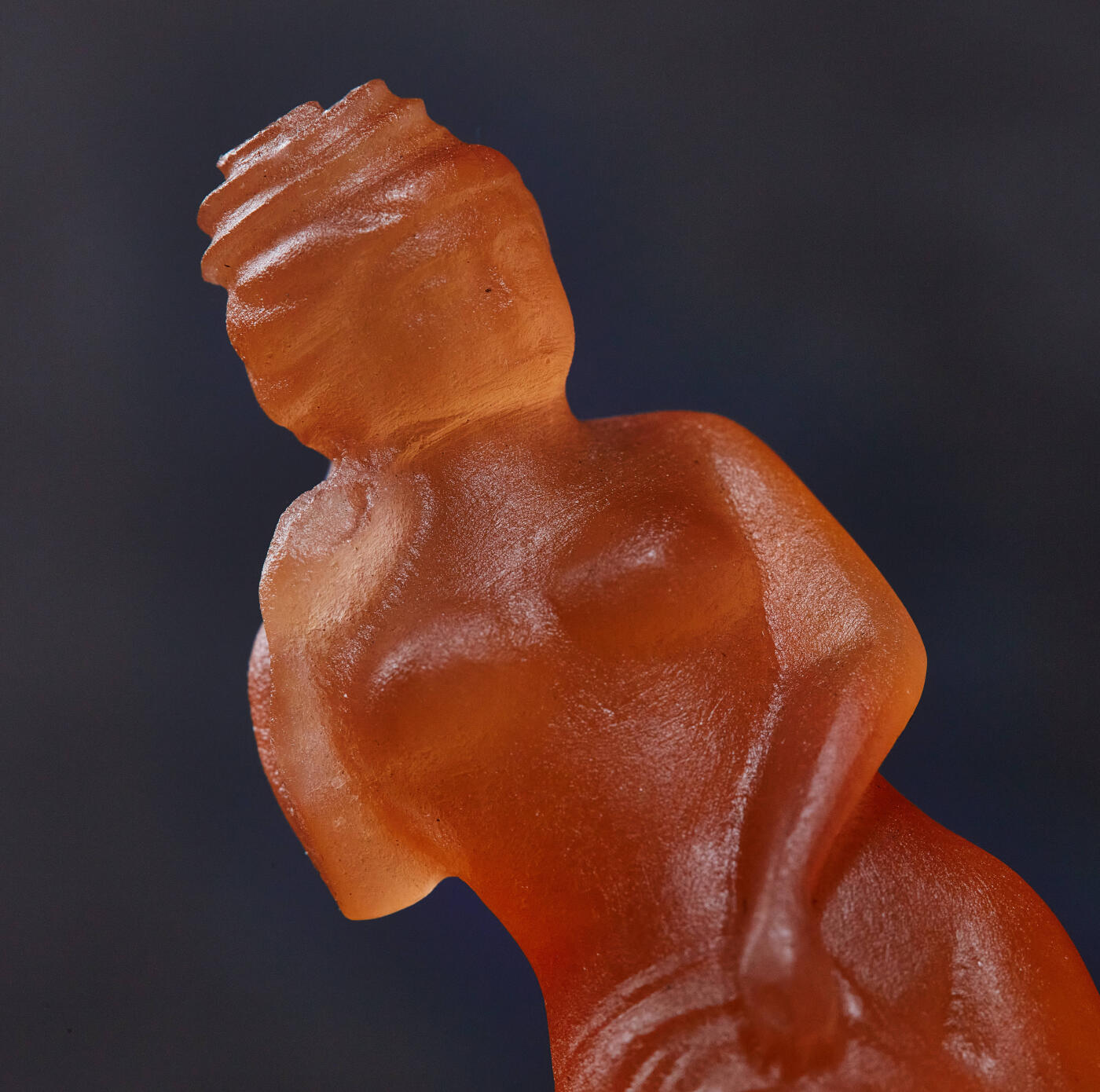 【俄甄集藏】2025年(045)12-03 星期三 晚 19:30 全场包邮 精美桔子冻石侍女像印章（产地中国青海），高：125mm，底座：25 x 25mm，重量：102克，颜色明丽，润如桔肉