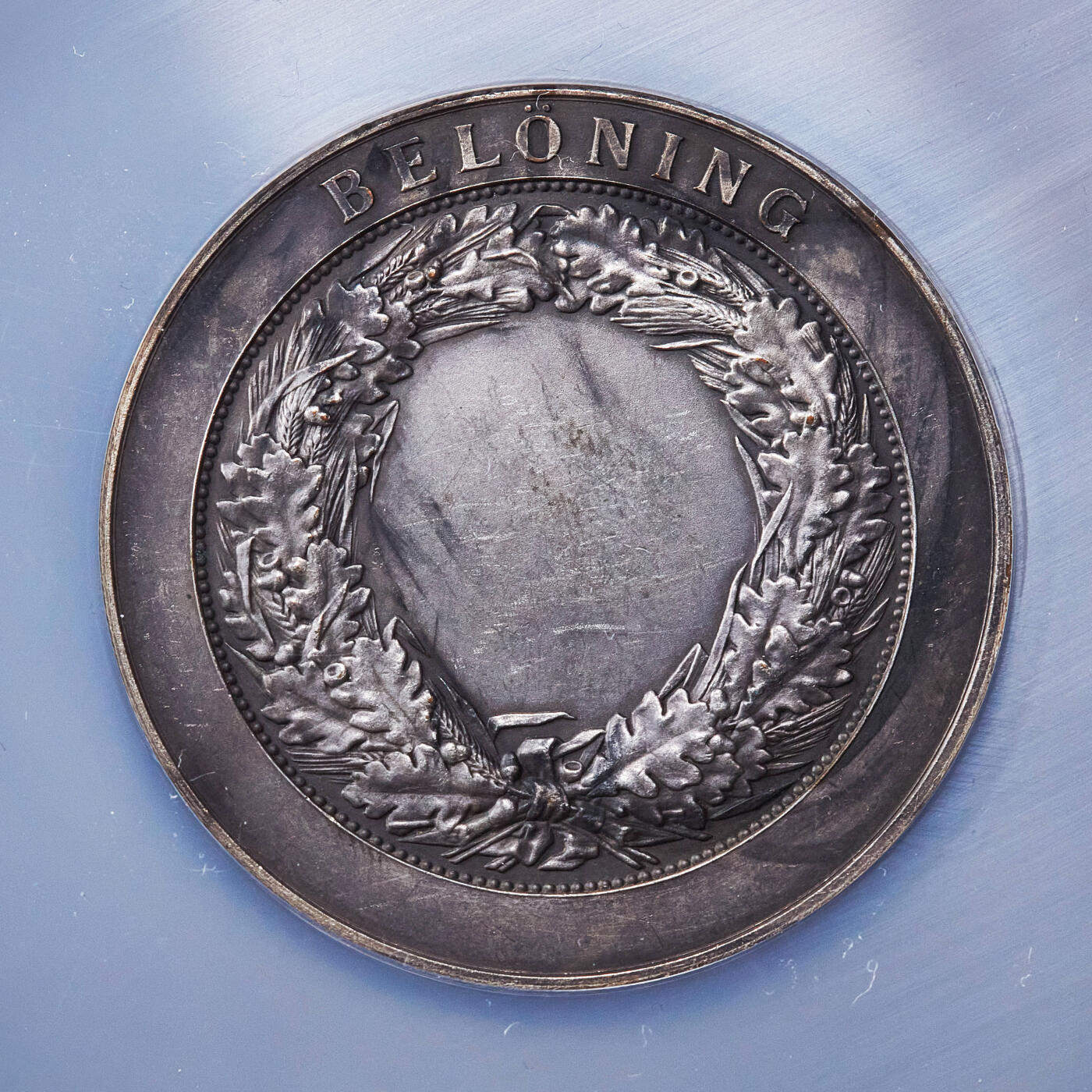 【俄甄集藏】2025年(045)12-03 星期三 晚 19:30 全场包邮 瑞典19世纪延雪平家庭协会荣誉大银章，NGC MS61，酱彩老包浆，正面为延雪平地区纹章，直径：51mm