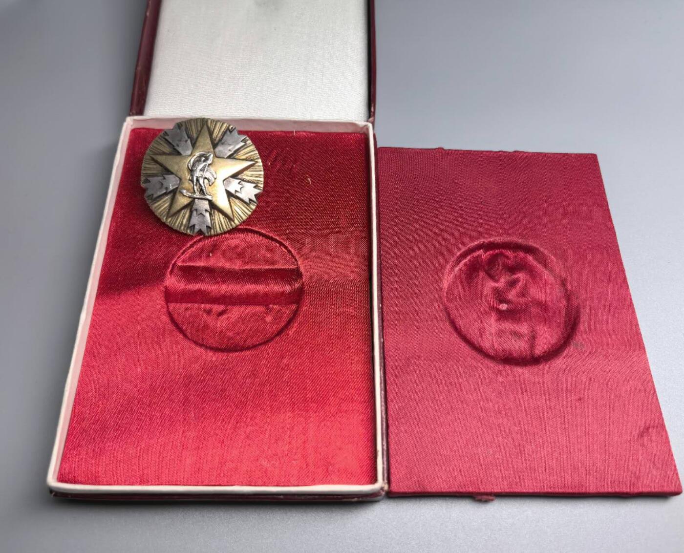 小驴勋章奖章收藏11月29日周六晚六点拍卖（珍爱和平，收藏战争，铭记历史，勿忘国耻，忠党爱国。有偿代拍，送拍规则在简介最后，参拍须阅读规则后再参拍，关系到运费包装发货时效真假辨别等关键信息，拍卖时不再发原图，看大图店主微信码在拍卖店铺介绍里）