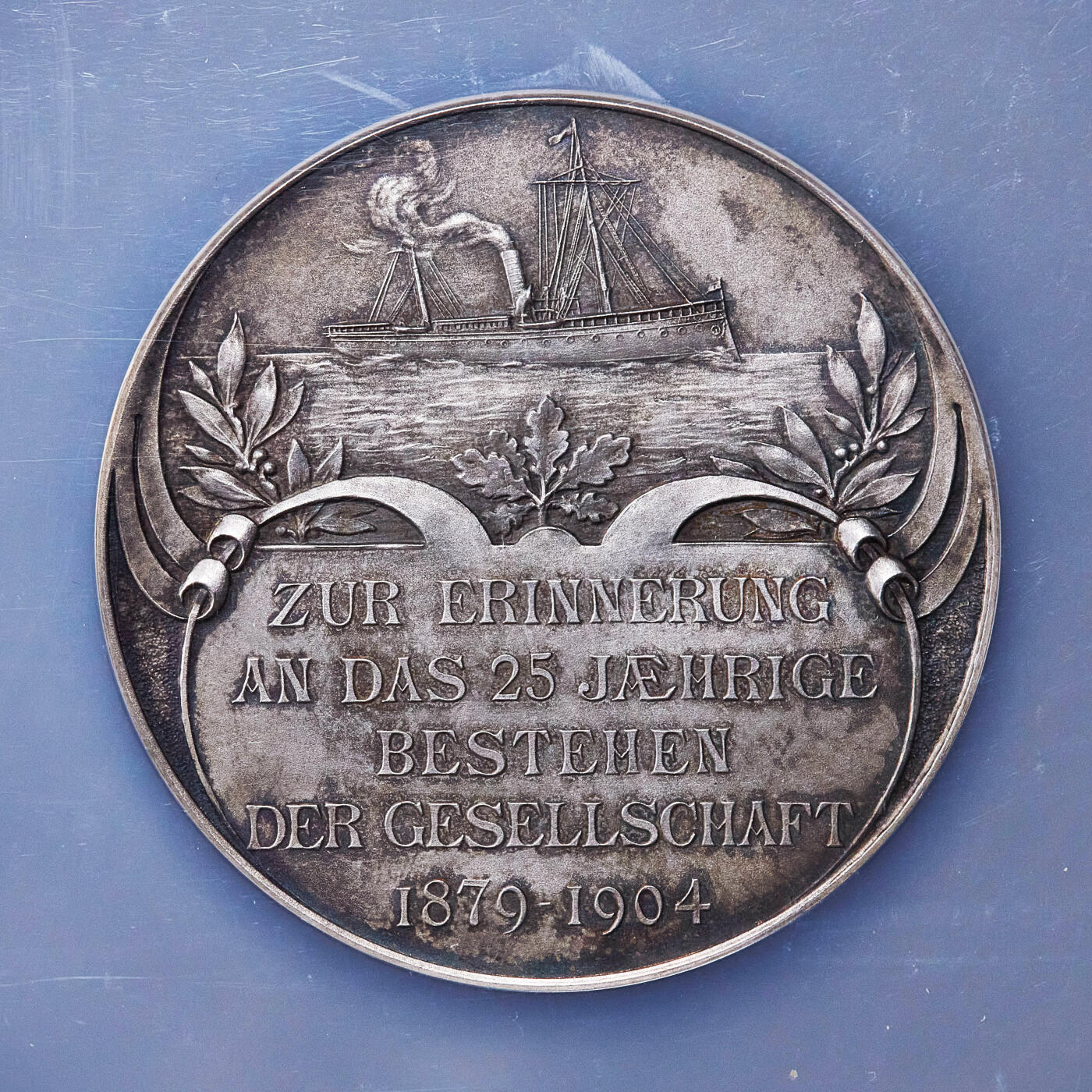 【俄甄集藏】2025年(045)12-03 星期三 晚 19:30 全场包邮 德国1904年纪念曼海姆保险公司成立25周年大银章，NGC MS63，直径：50mm，五彩老包浆，磨砂底板，正面展翼狮鹫为曼海姆市象征，背面蒸汽轮船为运输保险的基础业务，设计精美