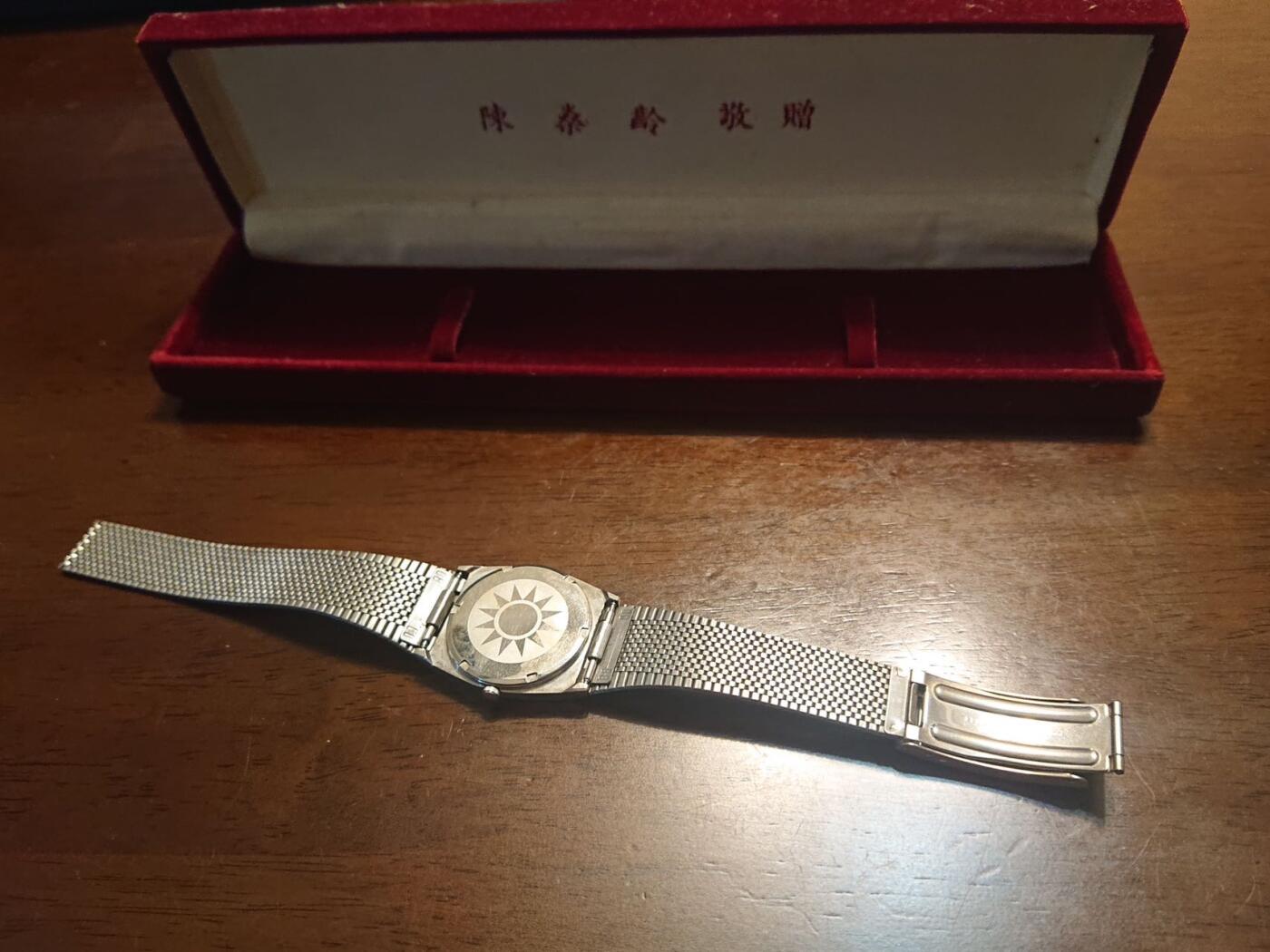 【第貳場】近代勋奖章徽章服饰杂项专场 民国 空军总司令陈橤龄赠 纪念表/石英表