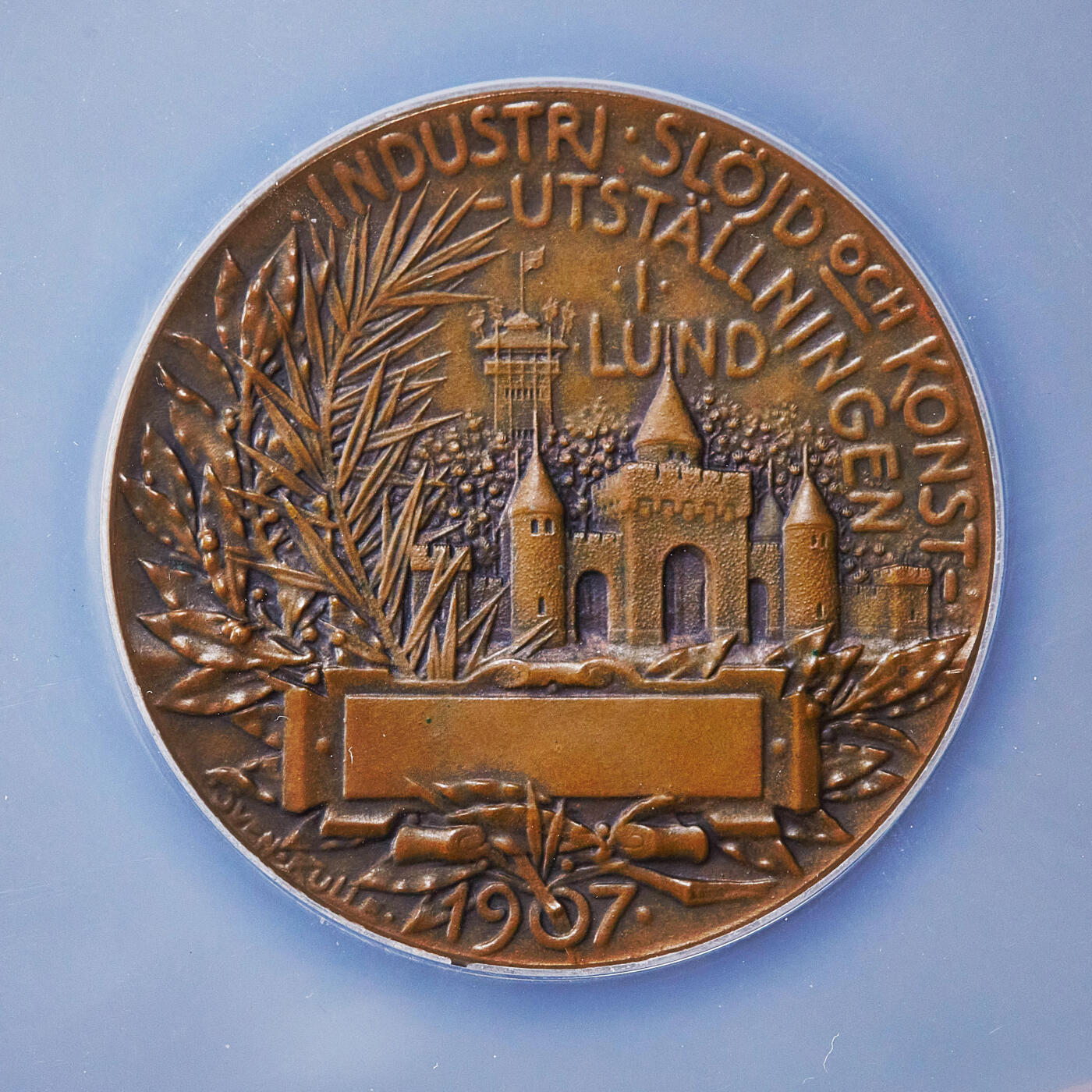 【俄甄集藏】2025年(045)12-03 星期三 晚 19:30 全场包邮 瑞典1907年古斯塔夫·阿道夫亲王（后来的国王古斯塔夫六世）半身像纪念工业工艺与艺术博览会在隆德市举办大铜章，NGC MS64，巧克力包浆，设计精美，直径：46mm，少见品种