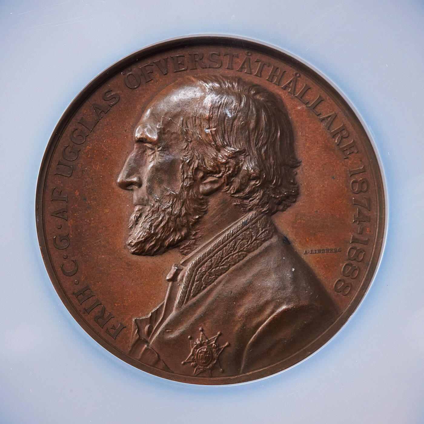 【俄甄集藏】2025年(045)12-03 星期三 晚 19:30 全场包邮 瑞典1888年纪念斯德哥尔摩警察总监弗里茨·乌格拉斯男爵退休卸任大铜章，NGC MS63，高浮雕，巧克力包浆，稀少品种，名家林德伯格作品，直径56mm