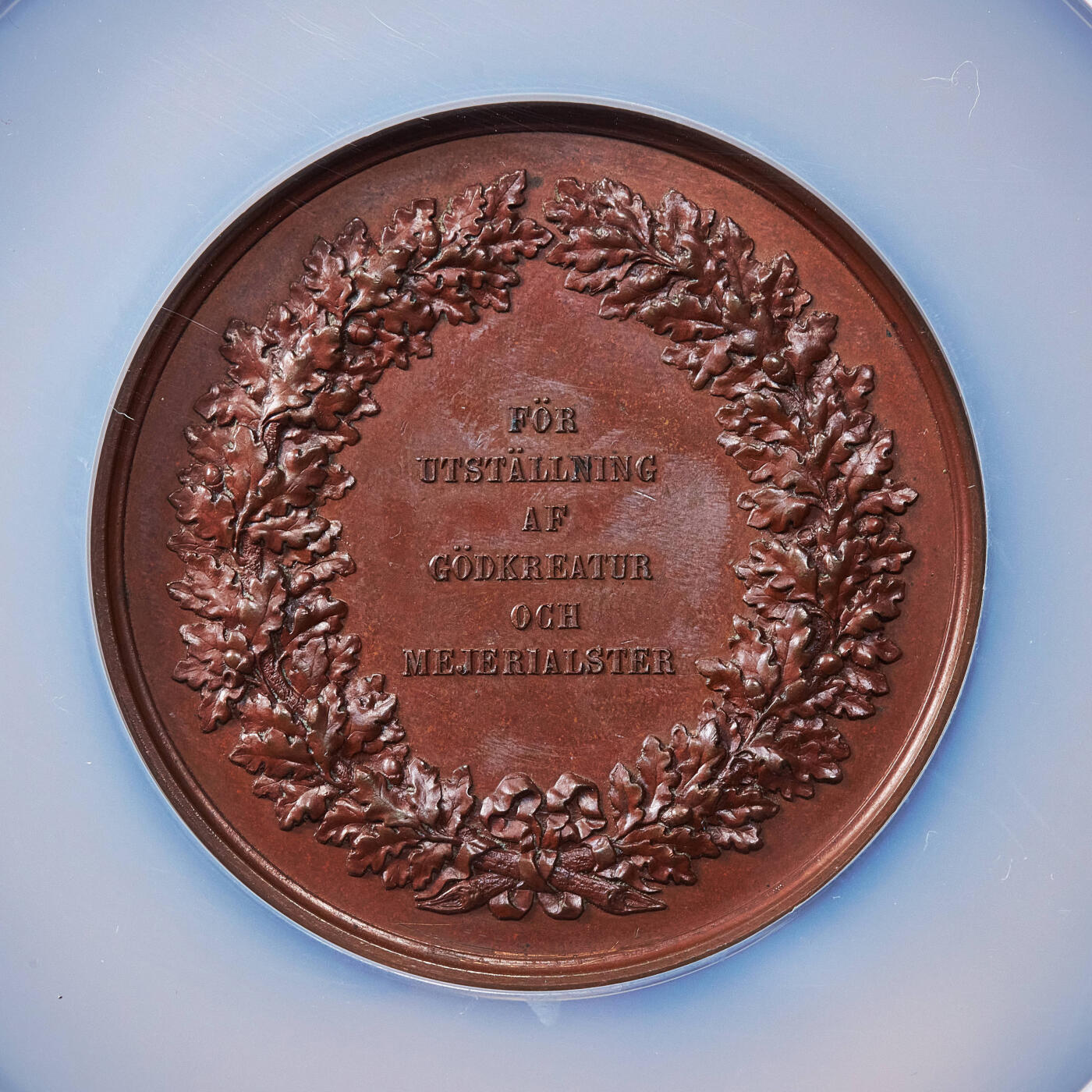 【俄甄集藏】2025年(045)12-03 星期三 晚 19:30 全场包邮 瑞典1859-1872年卡尔十五世头像纪念肉牛与奶牛养殖畜牧业博览会大铜章，NGC MS62，高浮雕，巧克力包浆，名家林德伯格作品，直径58mm