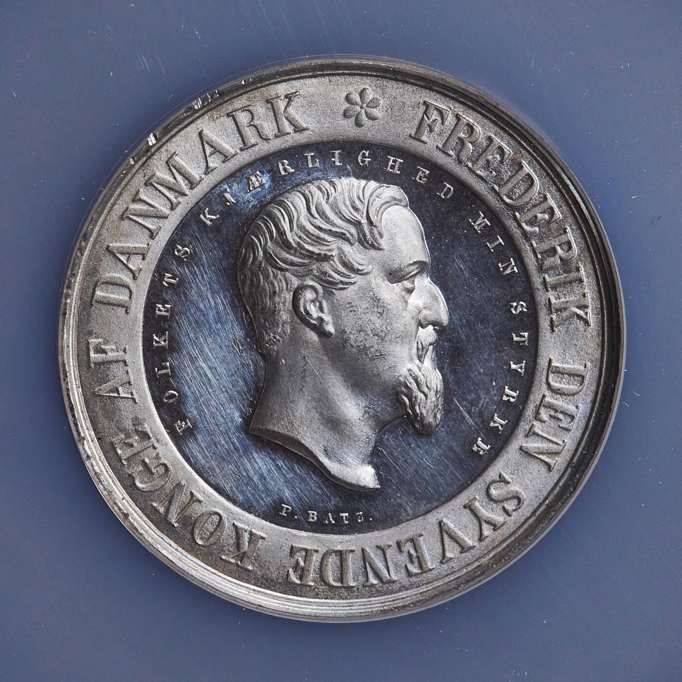 【俄甄集藏】2025年(045)12-03 星期三 晚 19:30 全场包邮 丹麦1852年弗雷德里克七世头像哥本哈根国际工业博览会白色金属纪念章，NGC MS61，高浮雕，底板凝霜，雕刻家P·贝特作品，背面为博览会召开场馆，直径：48mm，少见品种