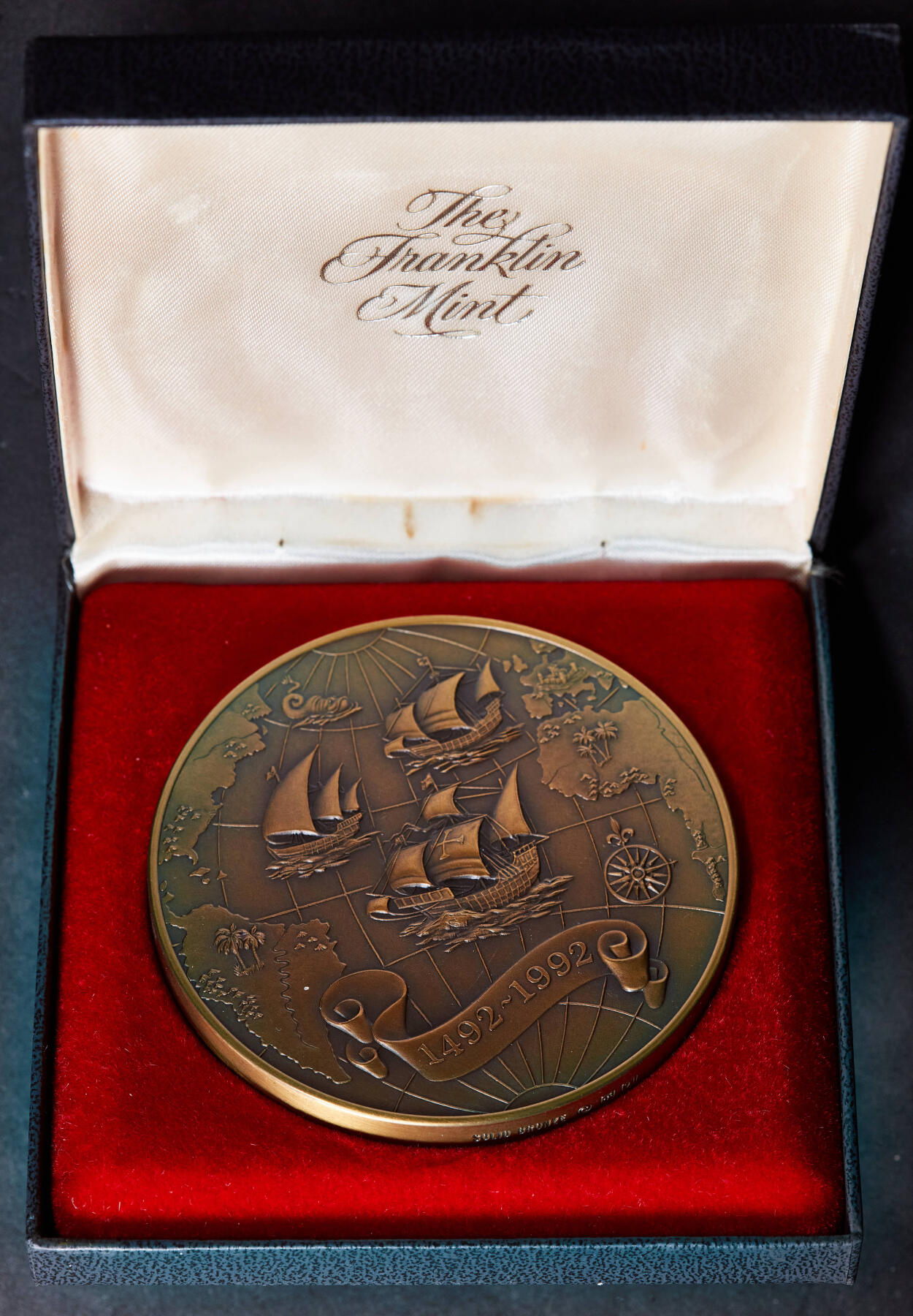 【俄甄集藏】2025年(045)12-03 星期三 晚 19:30 全场包邮 美国1992年纪念哥伦布发现美洲大陆500周年日历大铜章，富兰克林造币厂制造，直径：75mm，重量：259.54克，少见品种