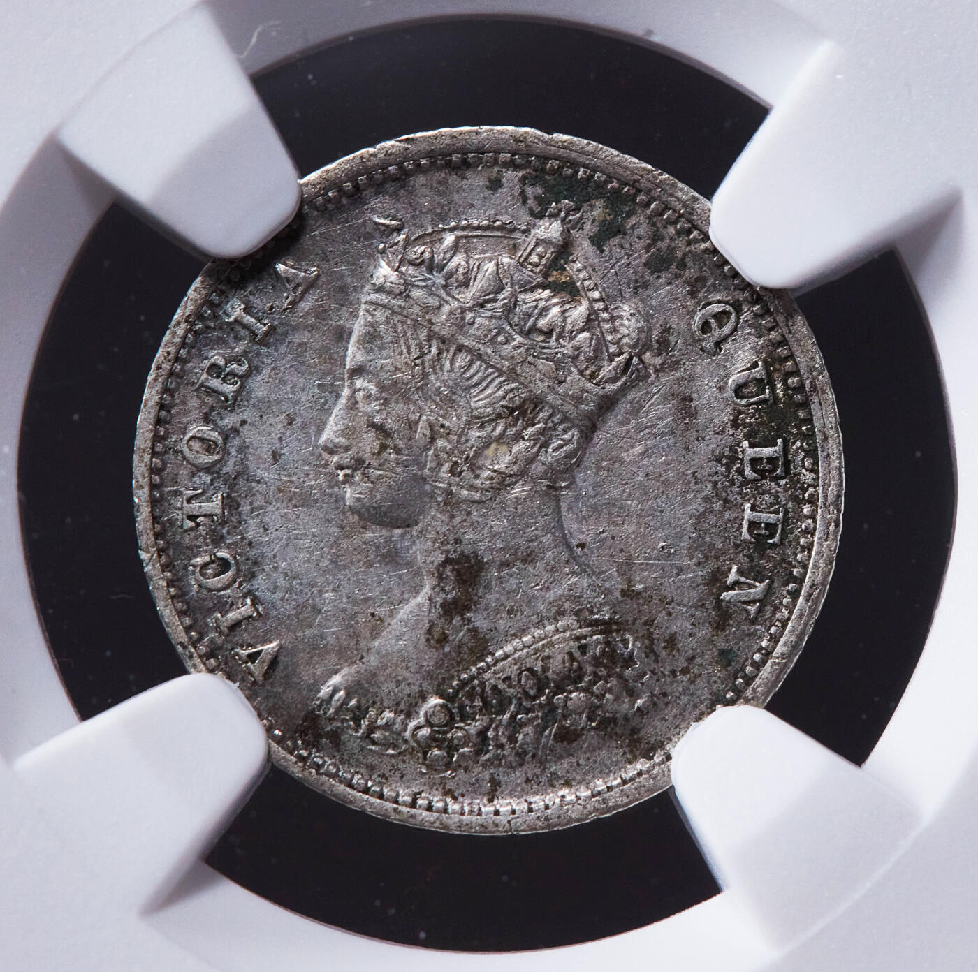 【俄甄集藏】2025年(045)12-03 星期三 晚 19:30 全场包邮 英属香港1866年维多利亚高冠一毫银币，NGC XFD，原味包浆