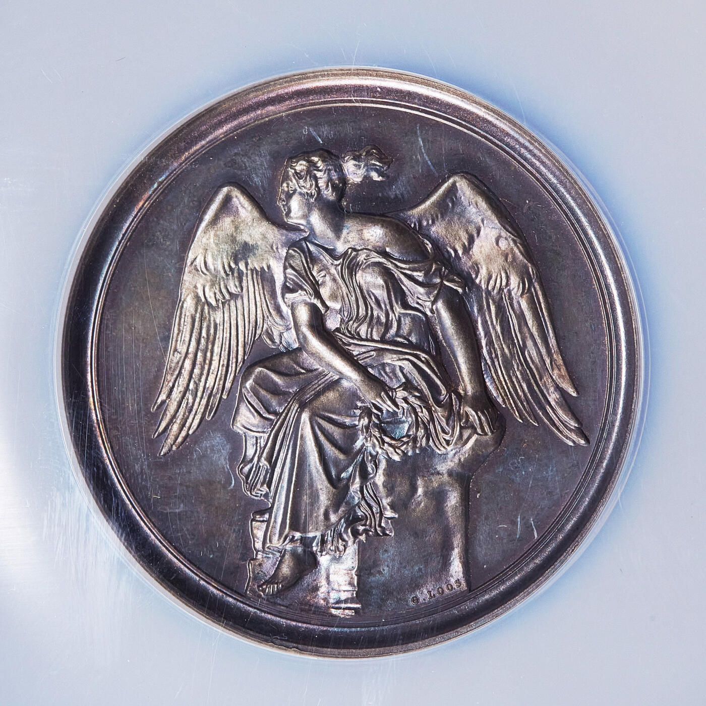 【俄甄集藏】2025年(045)12-03 星期三 晚 19:30 全场包邮 德国19世纪纪念柏林畜牧业博览会大银章，NGC MS63，名家Loos作品，紫罗兰五彩老包浆，高浮雕，底板凝霜，正面为手持花环的天使造像，直径：51mm，状态极佳