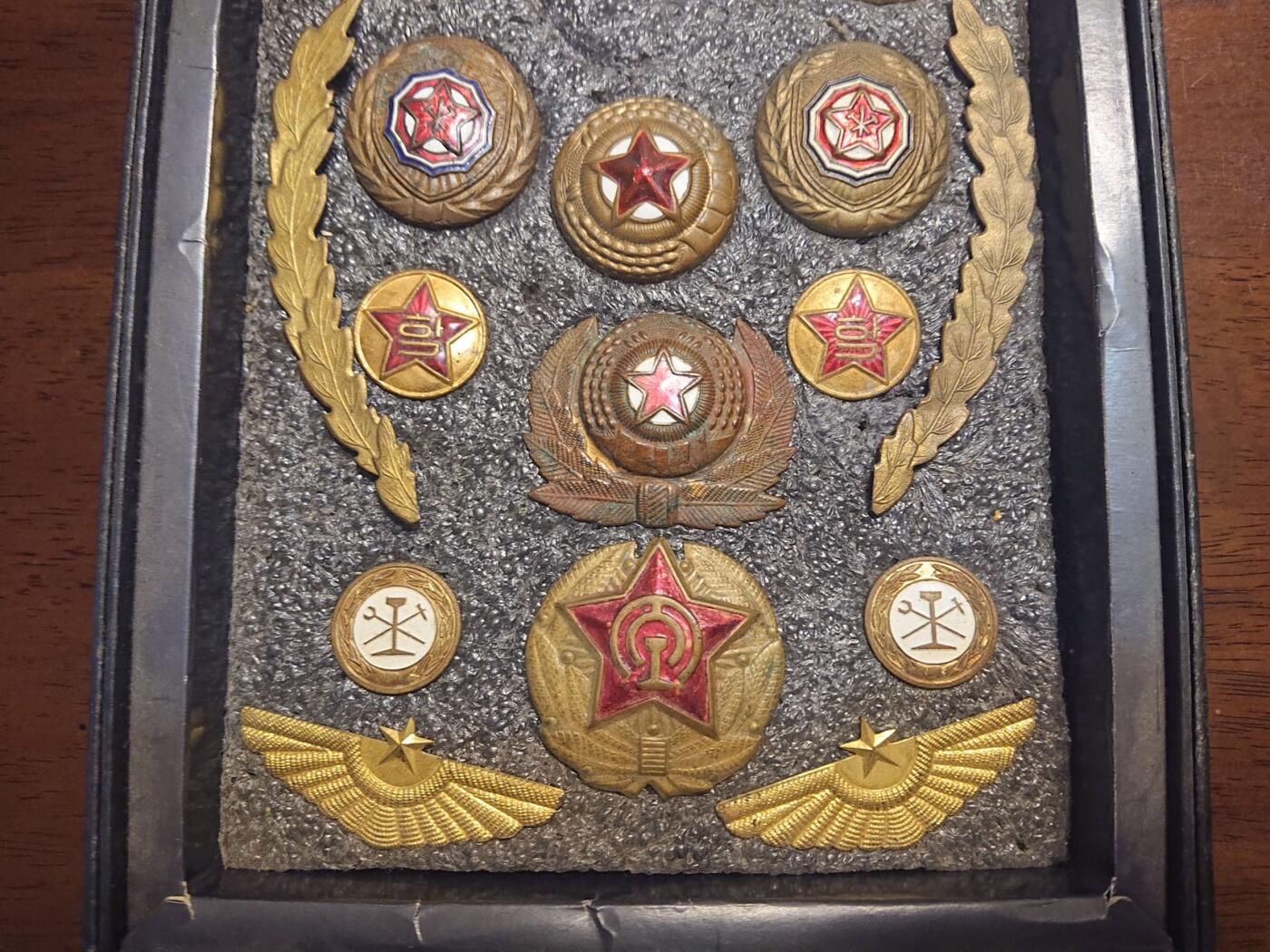 【第貳場】近代勋奖章徽章服饰杂项专场 鸭绿江畔 人民军—陆、空、外事、军校等标识一组