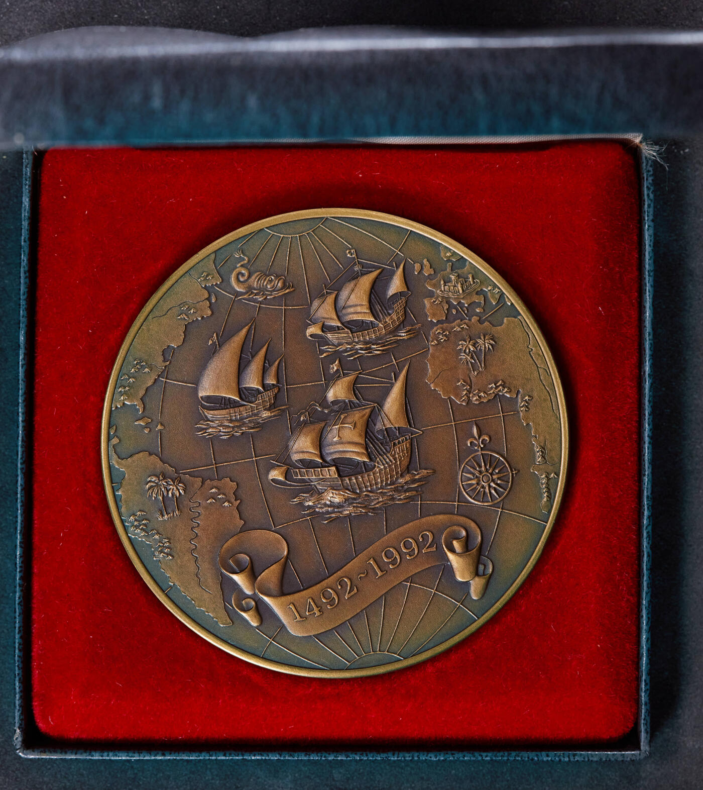 【俄甄集藏】2025年(045)12-03 星期三 晚 19:30 全场包邮 美国1992年纪念哥伦布发现美洲大陆500周年日历大铜章，富兰克林造币厂制造，直径：75mm，重量：259.54克，少见品种