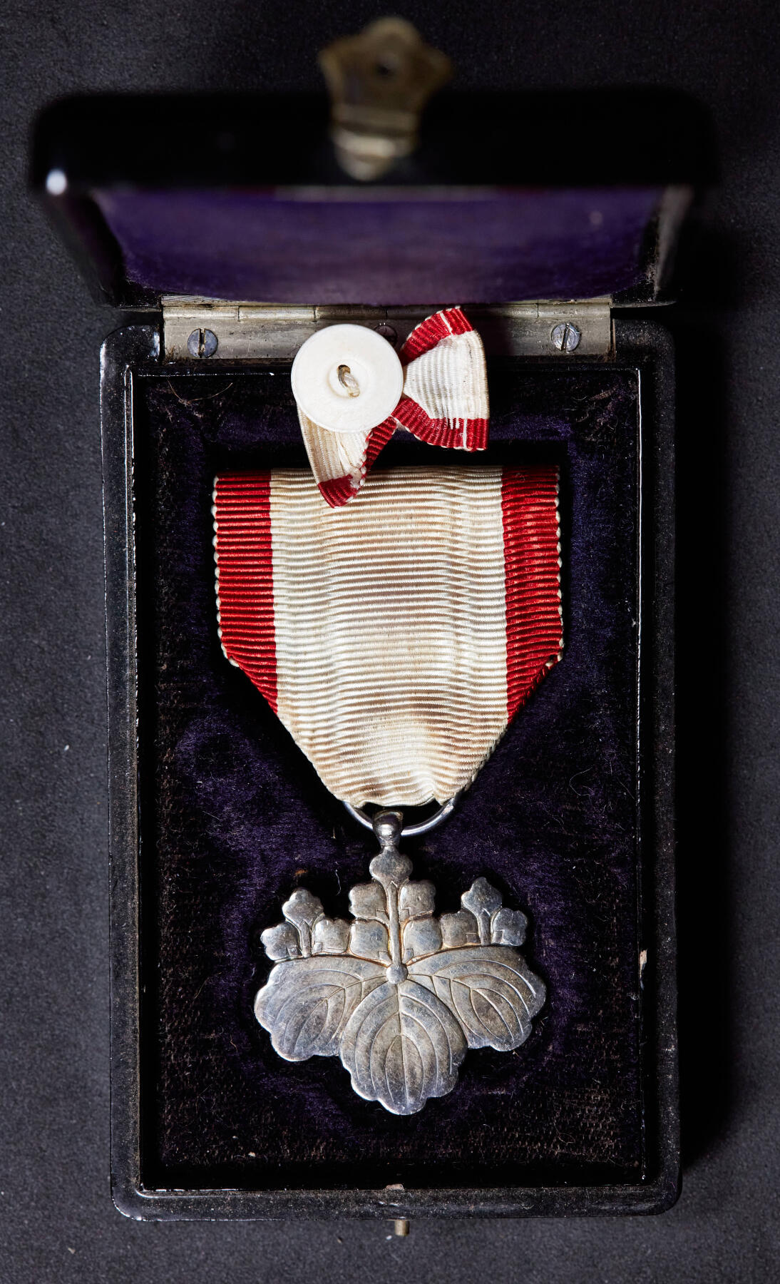 【俄甄集藏】2025年(045)12-03 星期三 晚 19:30 全场包邮 日本战时八等白色桐叶勋章，999银原木盒，含纯银约17克