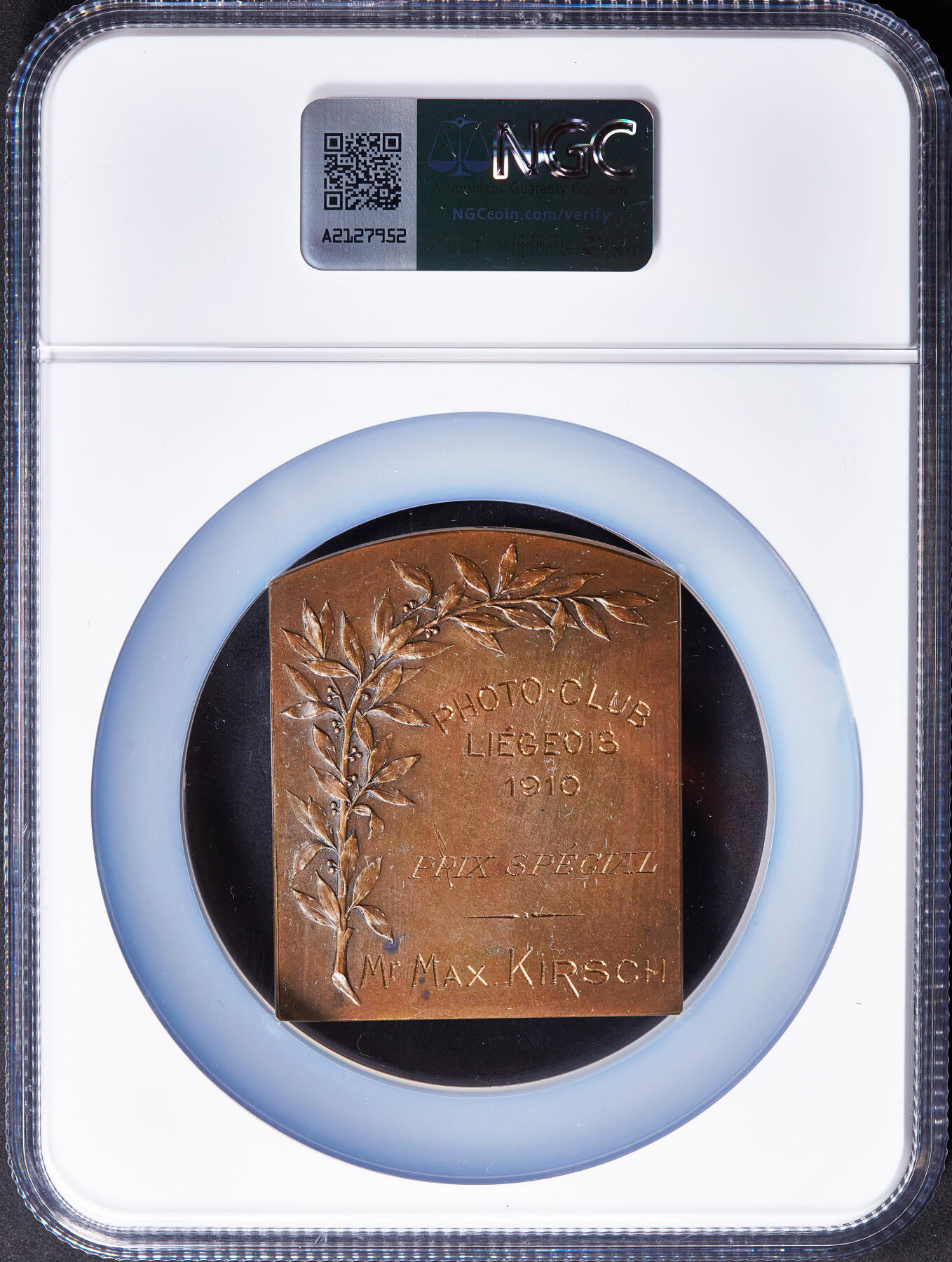 【俄甄集藏】2025年(045)12-03 星期三 晚 19:30 全场包邮 法国1910年纪念比利时列日摄影俱乐部方形铜质奖章，NGC MS61，授予法国里昂赞助商卢米埃父子摄影感光板与纸制品有限公司，稀有品种，尺寸：65mm×53mm