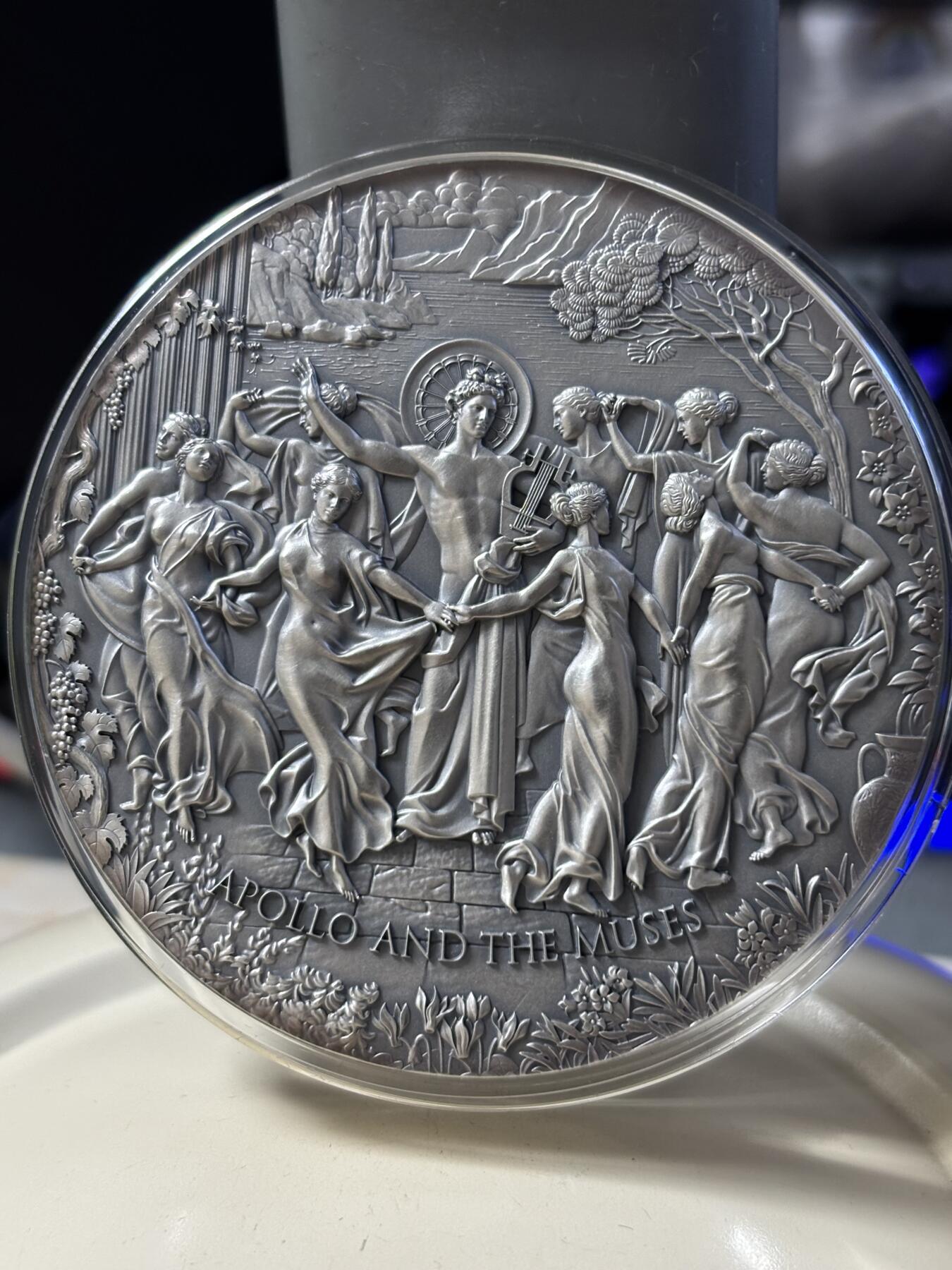 第183期拍卖 喀麦隆2022年国色天姿阿波罗和缪斯女神5盎司银币，999银，发行500枚，边缘有氧化