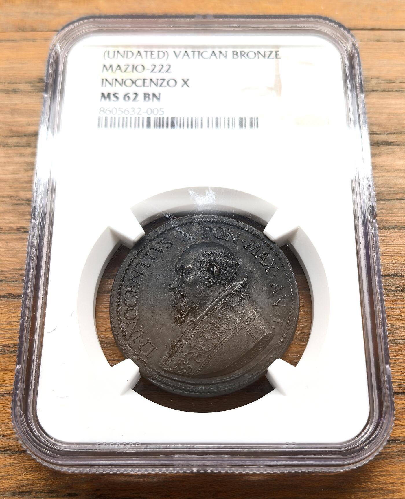 纫秋兰以为佩·凡希社微拍感恩专场 1644-55梵蒂冈教皇英诺森十世纪念铜章NGC-MS62，写实雕像的巅峰之作，同样被用作钱币的正面图案。这位以强硬政治手腕和严峻性格著称的教皇，最为后世所铭记的，或许是那幅由西班牙画家迭戈·委拉斯开兹为他创作的举世闻名的肖像画。