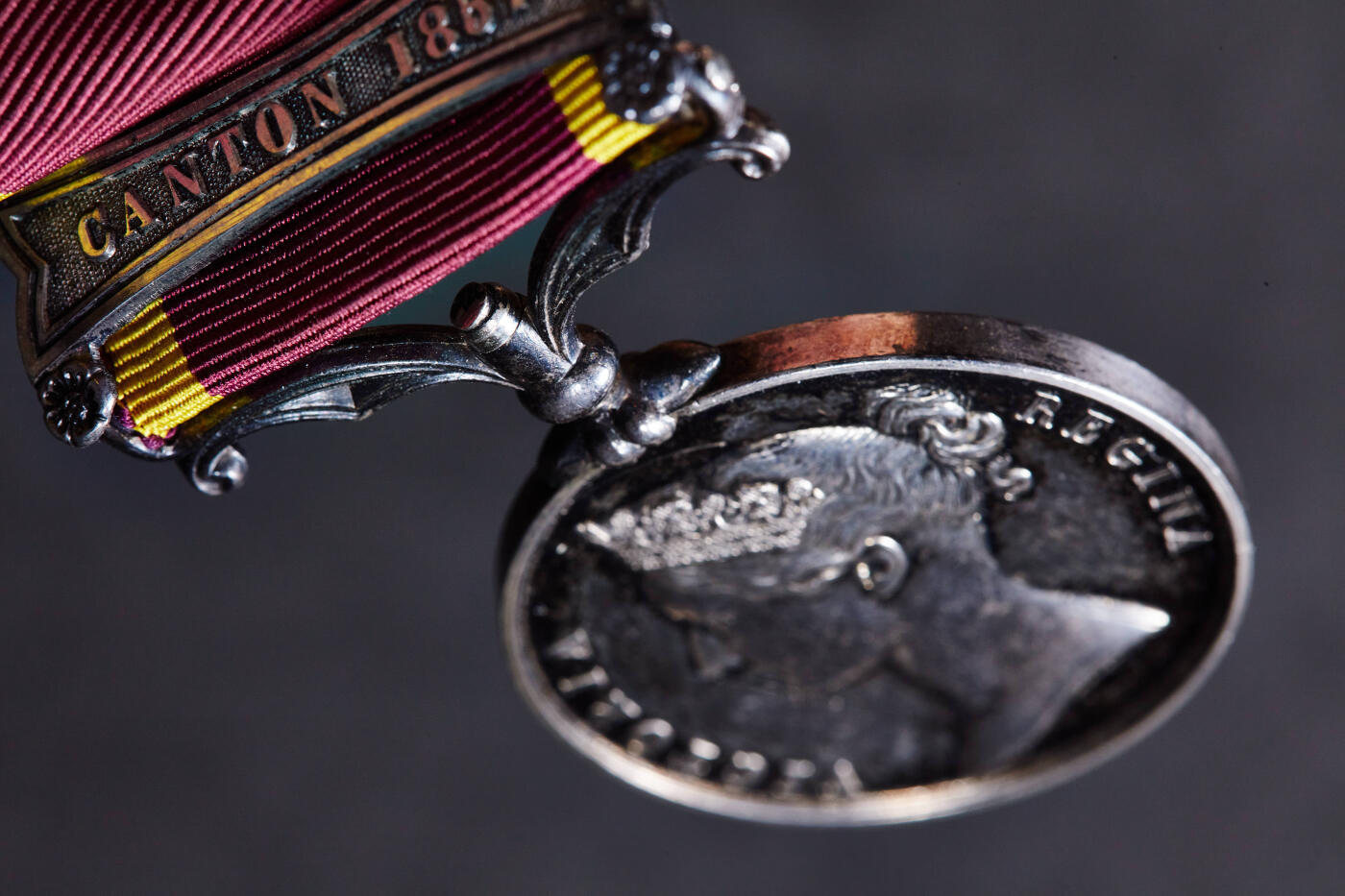 【俄甄集藏】2025年(045)12-03 星期三 晚 19:30 全场包邮 英国第二次鸦片战争银质勋章，带1857年勋条，直径：36mm，高：65mm，重量：39.92克，保存完好难得