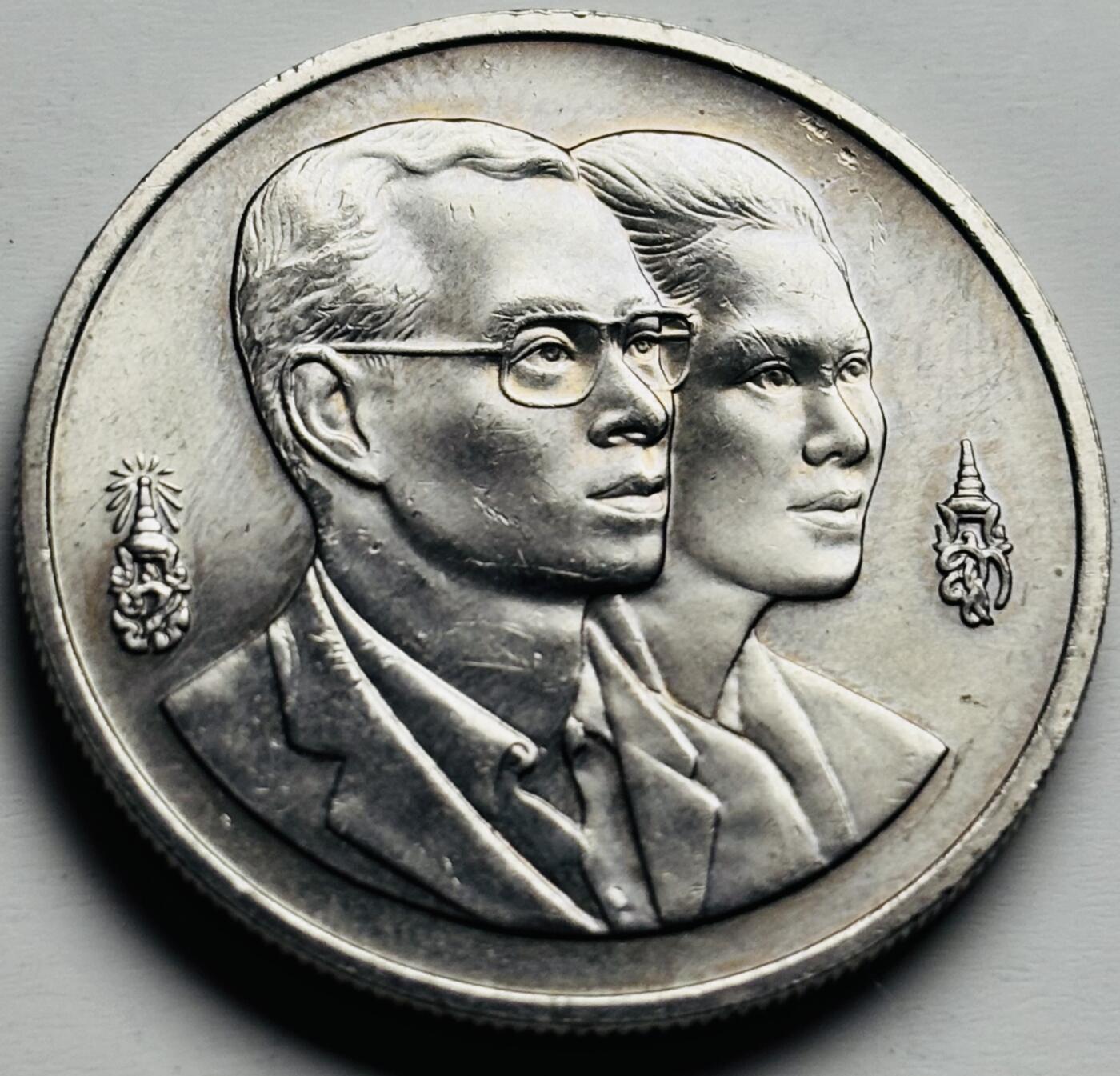 文馨钱币收藏第 284 场，【 长期接收代拍品】老藏家拍品南朝鲜李承晚时期货币，泰国大型纪念币，土耳其各时期及各国套币场 原光品相泰国1995年东盟环境年20泰铢大型纪念币