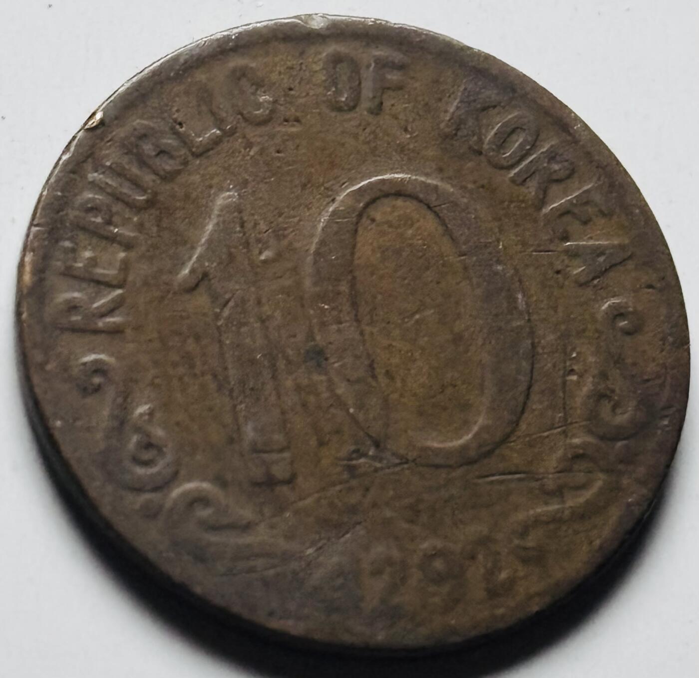 文馨钱币收藏第 284 场，【 长期接收代拍品】老藏家拍品南朝鲜李承晚时期货币，泰国大型纪念币，土耳其各时期及各国套币场 稀少南朝鲜李承晚时期 1959 年 4292 木槿花 10 元铜币首发年