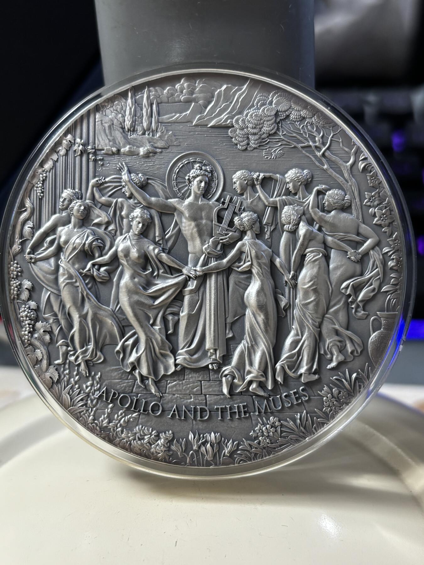 第183期拍卖 喀麦隆2022年国色天姿阿波罗和缪斯女神5盎司银币，999银，发行500枚，边缘有氧化