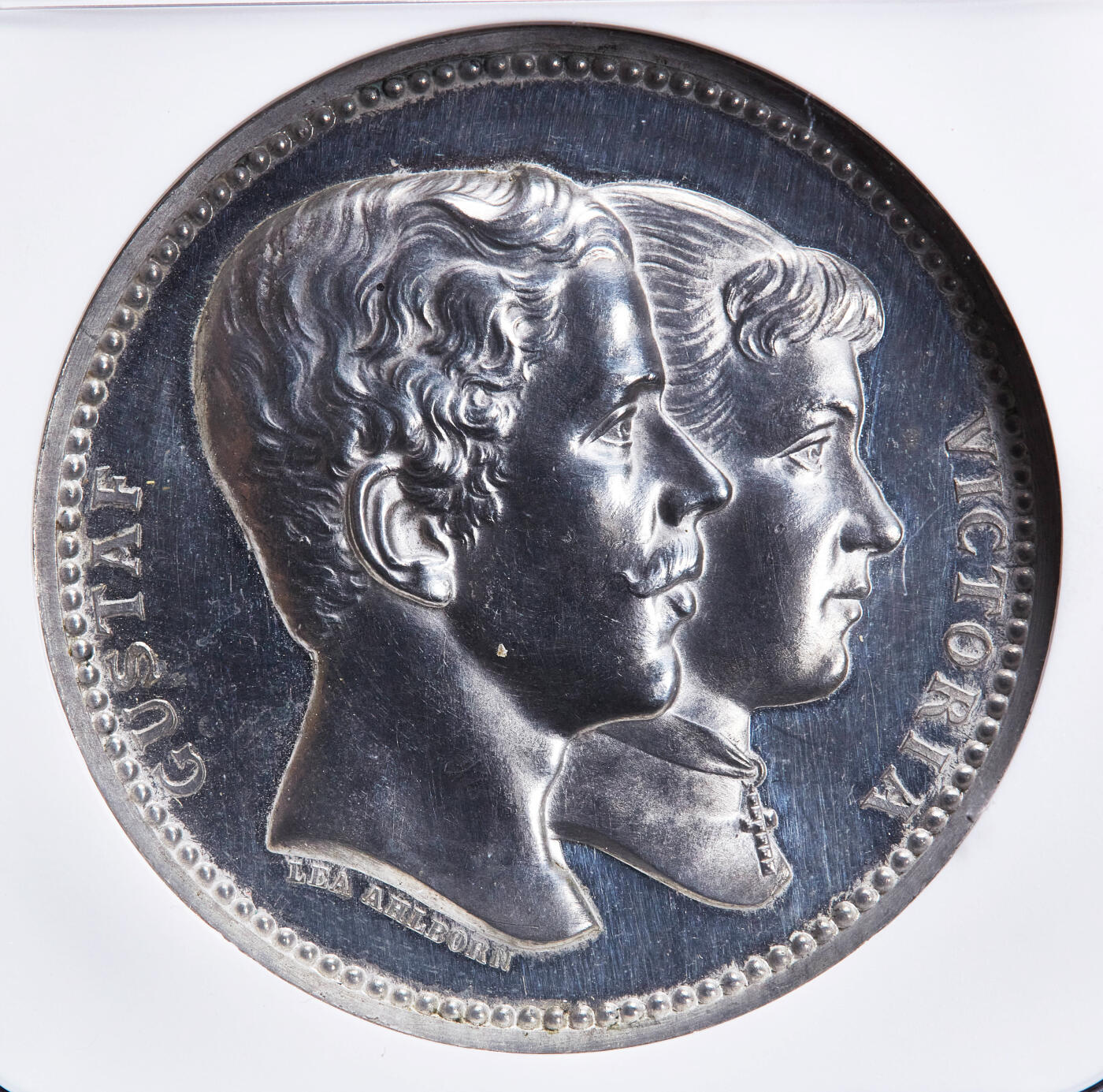 【俄甄集藏】2025年(045)12-03 星期三 晚 19:30 全场包邮 瑞典1881年纪念王储古斯塔夫（1907年继任国王-古斯塔夫五世）与玛丽·维多利亚公主皇室婚礼白色金属纪念章，NGC UNCD，高浮雕，工艺精湛，凝霜感极强