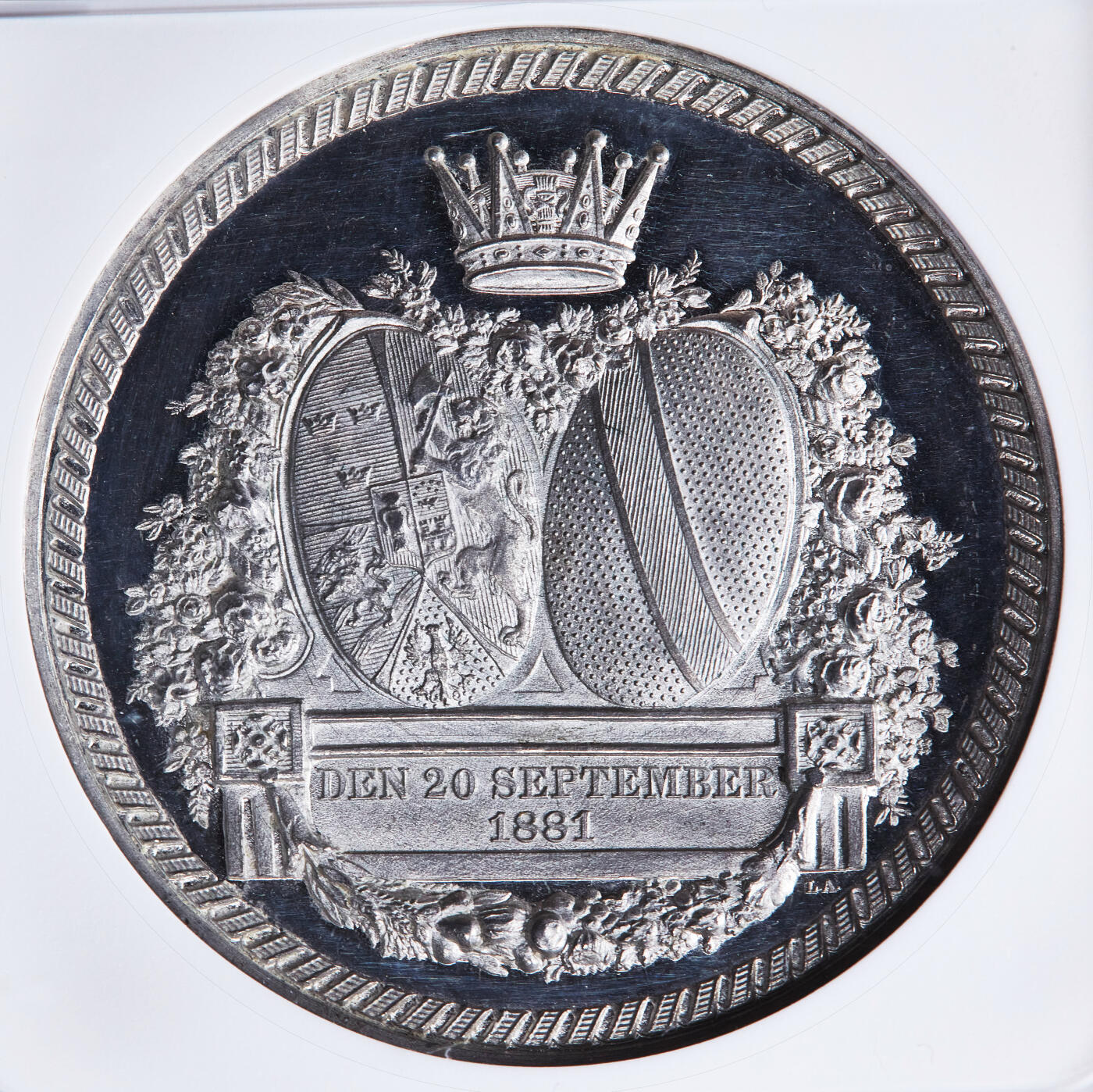 【俄甄集藏】2025年(045)12-03 星期三 晚 19:30 全场包邮 瑞典1881年纪念王储古斯塔夫（1907年继任国王-古斯塔夫五世）与玛丽·维多利亚公主皇室婚礼白色金属纪念章，NGC UNCD，高浮雕，工艺精湛，凝霜感极强