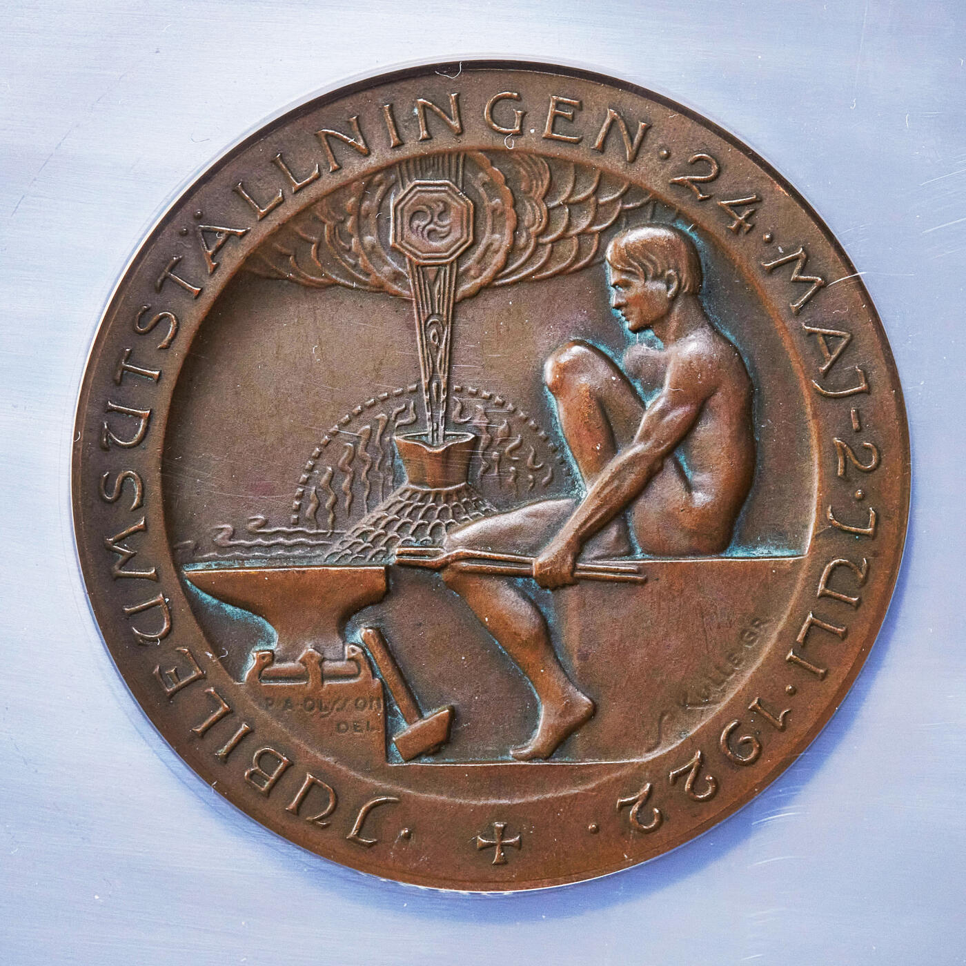 【俄甄集藏】2025年(045)12-03 星期三 晚 19:30 全场包邮 瑞典1922年全国手工业与工业协会成立80周年暨1922年隆德市工业展览会召开纪念大铜章，NGC MS62，巧克力包浆，背面为协会机构所在地林雪平地区建筑，直径：51mm，雕刻家斯文·库勒作品