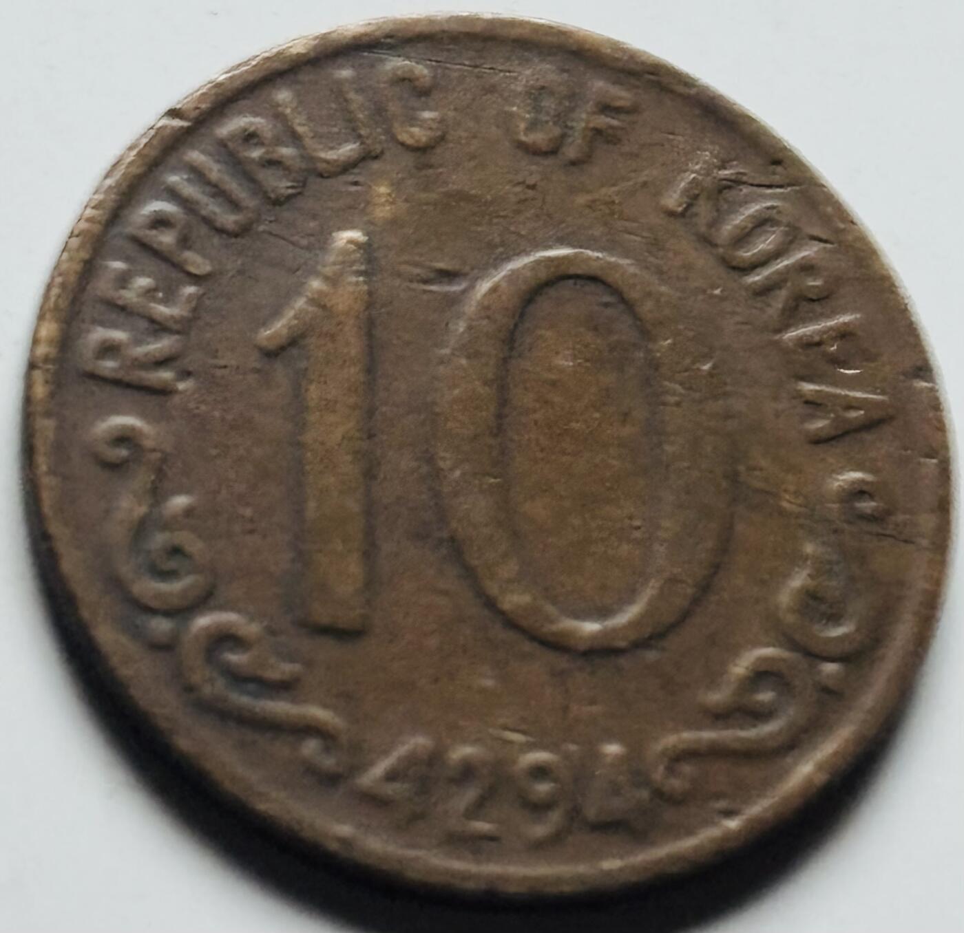 文馨钱币收藏第 284 场，【 长期接收代拍品】老藏家拍品南朝鲜李承晚时期货币，泰国大型纪念币，土耳其各时期及各国套币场 稀少南朝鲜李承晚时期 1961 年 4294 木槿花 10 元铜币关门年