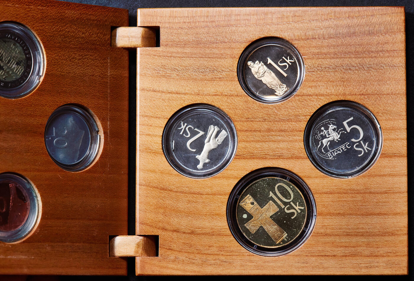 【俄甄集藏】2025年(045)12-03 星期三 晚 19:30 全场包邮 斯洛伐克共和国2000年千禧年10赫勒-10克朗8枚精制套币Proof Set，原盒证，发行900套，币封装嵌入木盒槽中，上有钢丝圈卡住，个别币章氧化较严重