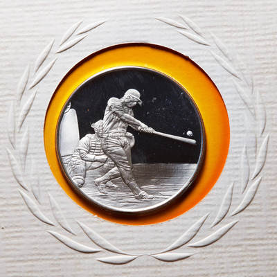 【俄甄集藏】2025年(045)12-03 星期三 晚 19:30 全场包邮 - 日本1977年巨人棒球队华裔著名运动员王贞治精制纪念银章，原包装带证，直径：32mm，重13克，含银量：92.5%，发行量：868枚，稀少品种