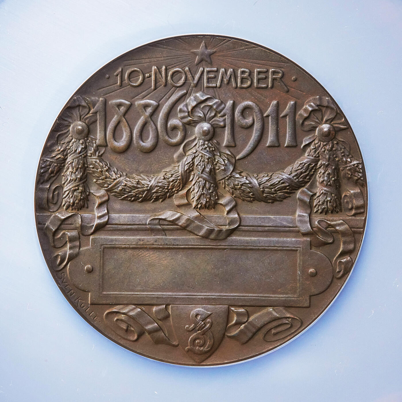 【俄甄集藏】2025年(045)12-03 星期三 晚 19:30 全场包邮 瑞典1911年纪念斯堪的纳维亚保险公司成立25周年大铜章，NGC MS62，巧克力包浆，设计精美，雕刻家斯文·库勒作品，直径：57mm