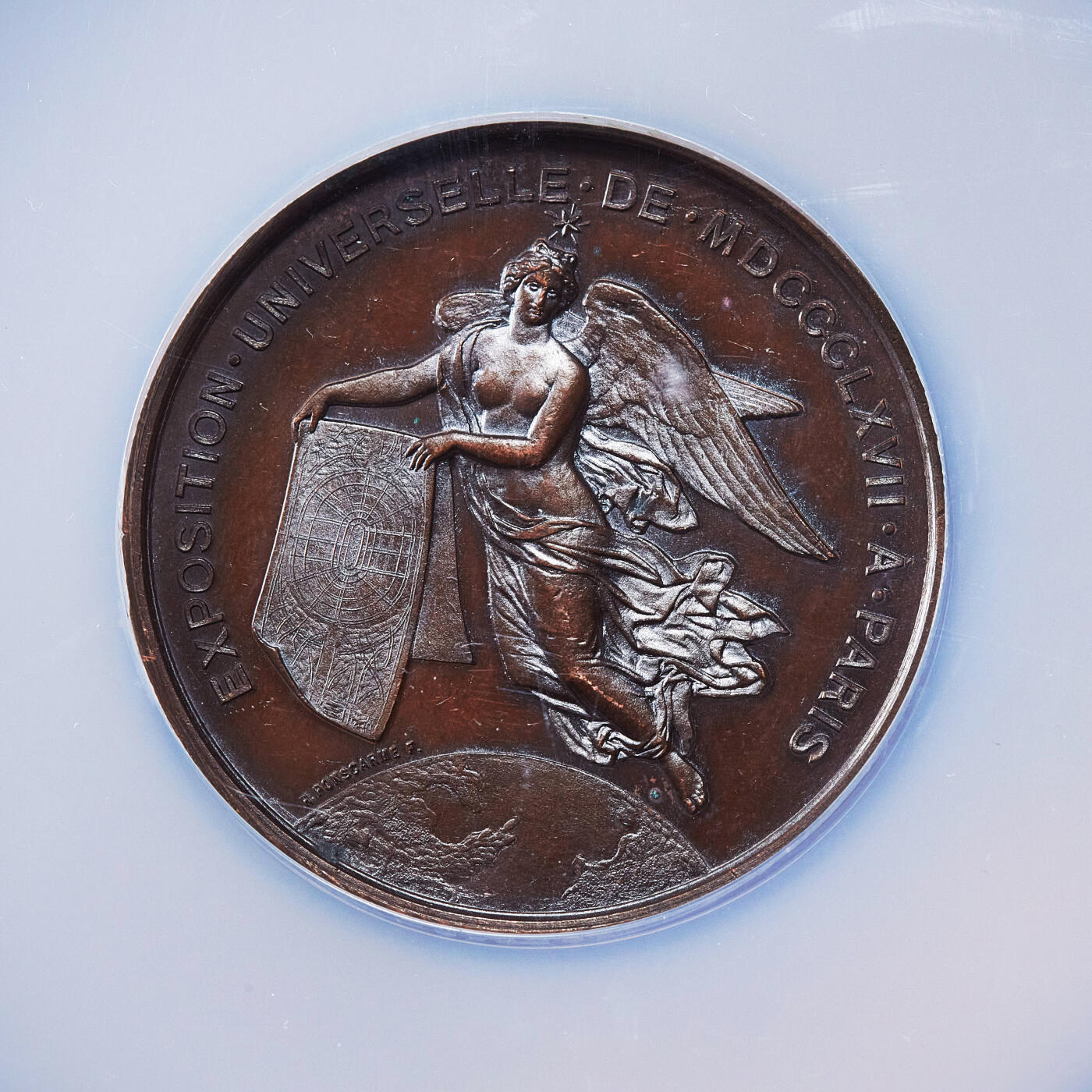 【俄甄集藏】2025年(045)12-03 星期三 晚 19:30 全场包邮 法国1867年拿破仑三世头像纪念巴黎世博会大铜章，NGC MS63，类精制底板，高浮雕，巧克力包浆，名家亨利·蓬斯卡尔姆作品，设计华丽，蜜蜂铭，直径：50mm，经典品种