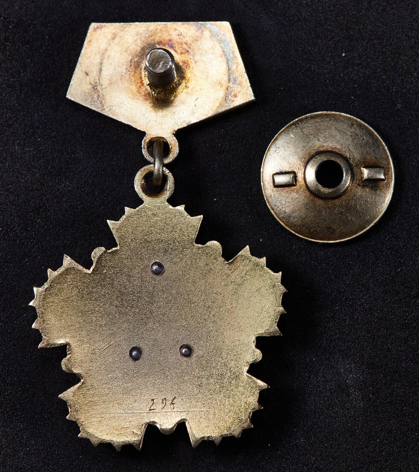 【俄甄集藏】2025年(045)12-03 星期三 晚 19:30 全场包邮 蒙古劳动英雄金质奖章，296号，18K金质，局部珐琅，尺寸：60mm x 35mm，重量：42.18克，蒙古奖章里的高等级品种